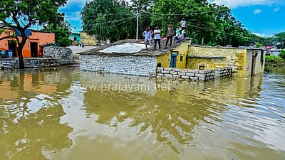 ಕಲಬುರಗಿ ಜಿಲ್ಲೆ ಚಿತ್ತಾಪುರ ‌ತಾಲ್ಲೂಕಿನ ಕಡಬೂರ ಗ್ರಾಮದಲ್ಲಿ ಸೋಮವಾರ (ಸೆ.29) ಭೀಮಾ ನದಿಯ ಪ್ರವಾಹ ಬಂದಿದ್ದರಿಂದ ಮನೆಗಳು ಜಲಾವೃತವಾದ ದೃಶ್ಯ.