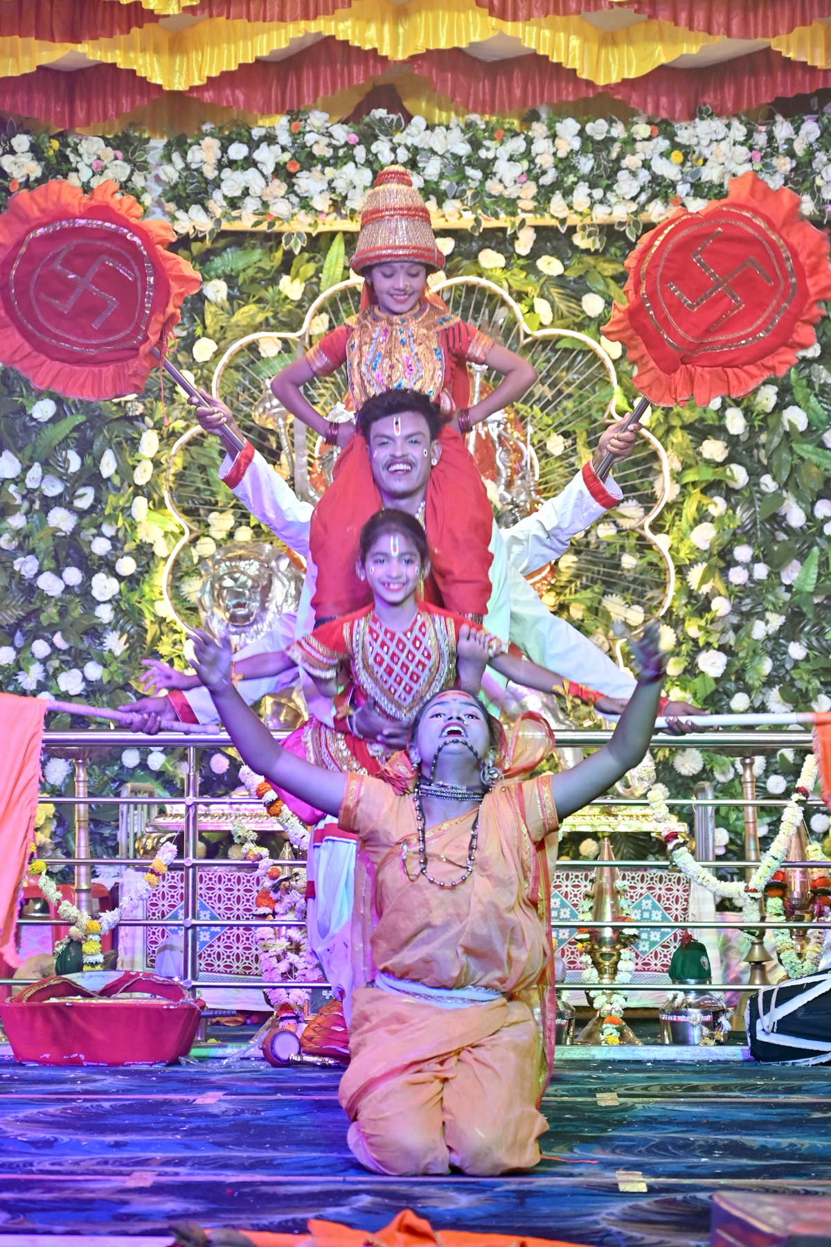 ಮಹಾಲಿಂಗಪುರದ ಬನಶಂಕರಿದೇವಿ ದೇವಸ್ಥಾನದಲ್ಲಿ ನವರಾತ್ರಿ ಏಳನೇ ದಿನವಾದ ಭಾನುವಾರ ಹಮ್ಮಿಕೊಂಡ ದಸರಾ ಸಾಂಸ್ಕೃತಿಕ ಉತ್ಸವದಲ್ಲಿ ವಿ.ಕೆ.ಸ್ಟೈಲ್ ಡ್ಯಾನ್ಸ್ ಮತ್ತು ಫಿಟ್‍ನೆಸ್ ಆಕಾಡೆಮಿಯಿಂದ ನಡೆದ ನೃತ್ಯ ವೈಭವ 