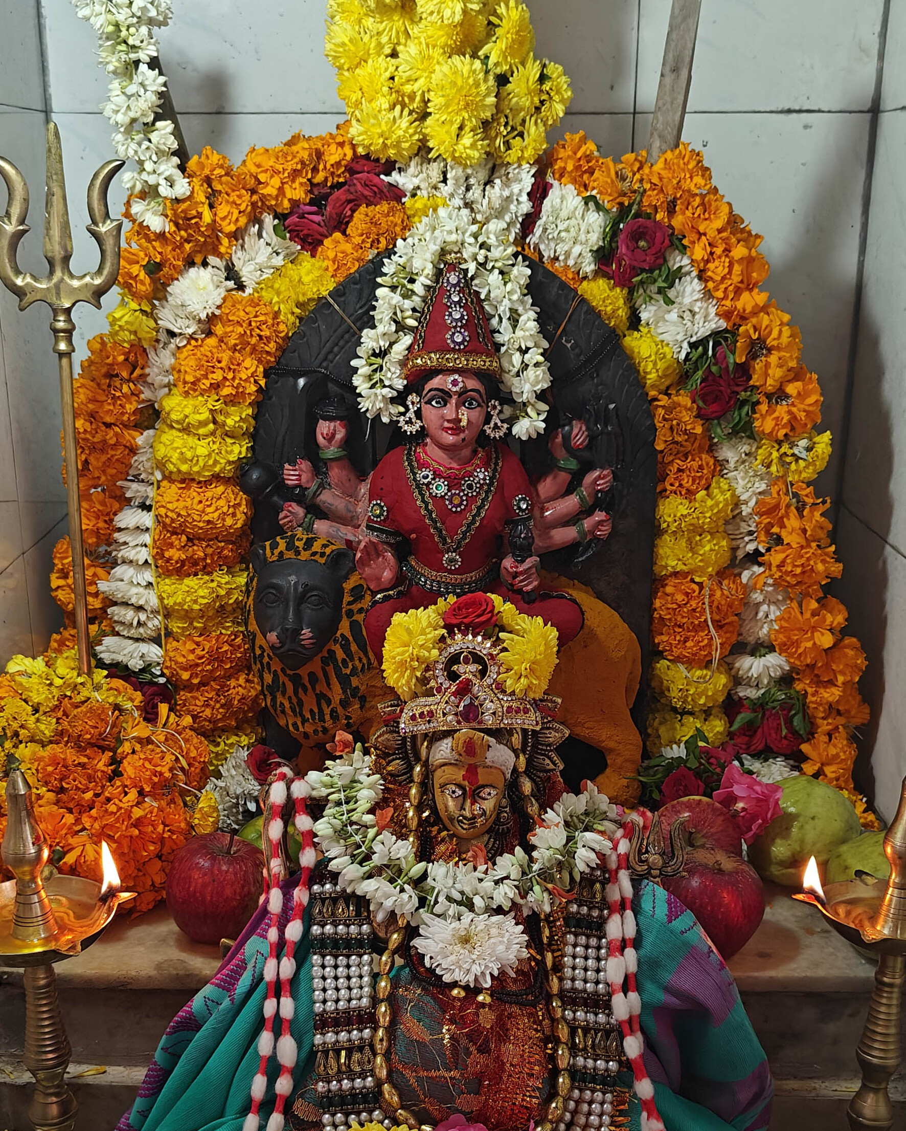 ರಾಯಚೂರಿನ ಕೃಷ್ಣ ದೇವರಾಯ ಕಾಲೊನಿಯಲ್ಲಿ ದುರ್ಗಾಪರಮೇಶ್ವರಿಗೆ ವಿಶೇಷ ಅಲಂಕಾರ ಮಾಡಲಾಗಿರುವುದು