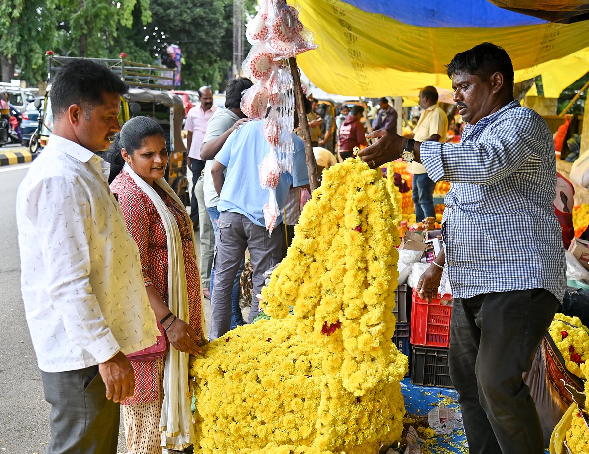  ಮೈಸೂರು |ಆಯುಧಪೂಜೆ ಖರೀದಿ ಸಂಭ್ರಮ: ಬೂದುಗುಂಬಳ, ಹೂವಿನ ಹಾರಕ್ಕೆ ಬೇಡಿಕೆ
