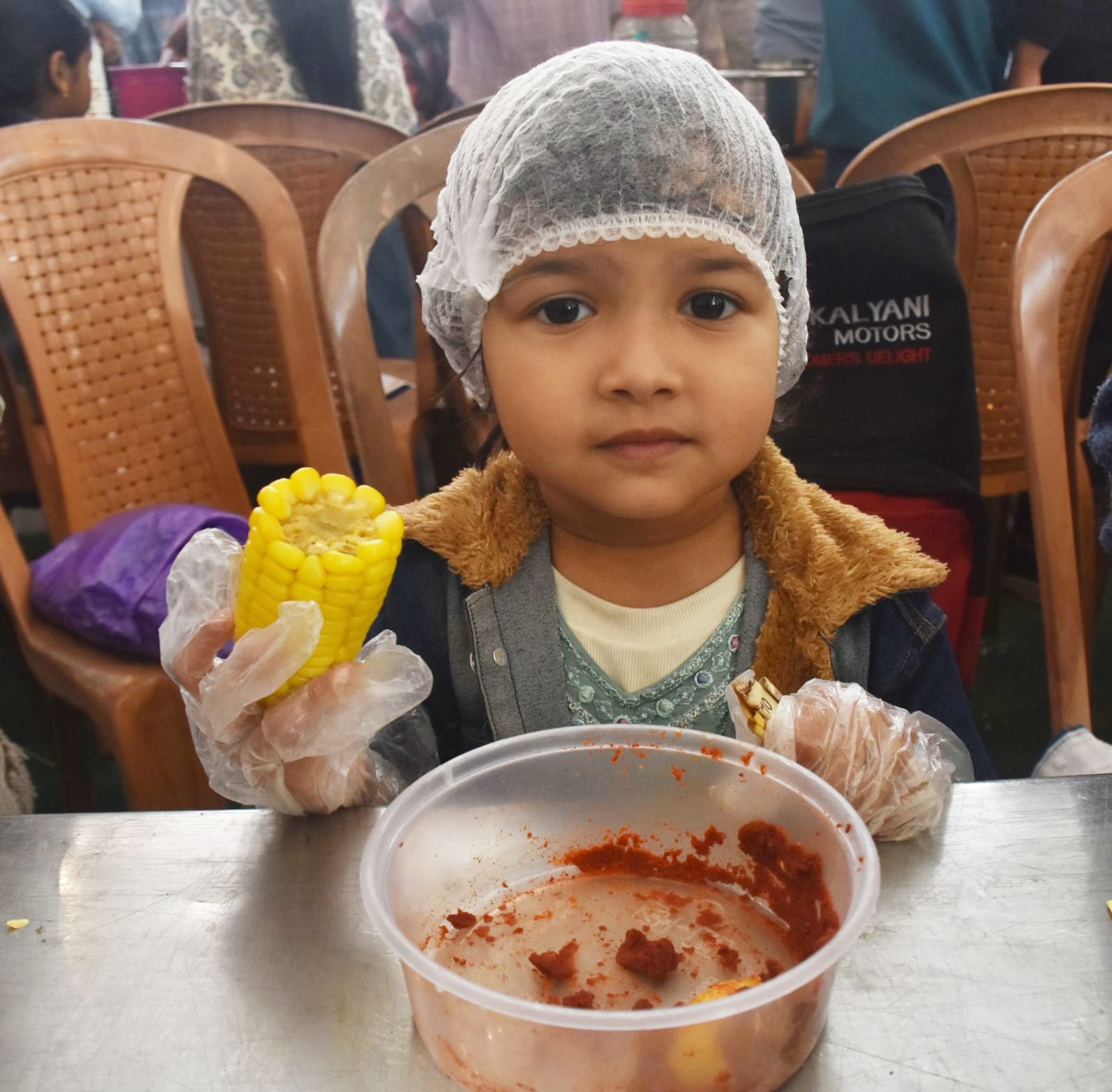 ಮಡಿಕೇರಿಯಲ್ಲಿ ಮಂಗಳವಾರ ನಡೆದ ಮಕ್ಕಳ ದಸರೆಯಲ್ಲಿ ಮಗುವೊಂದು ಮುಸುಕಿನ ಜೋಳದ ಮಾರಾಟದಲ್ಲಿ ತೊಡಗಿತ್ತು   ಪ್ರಜಾವಾಣಿ ಚಿತ್ರ/ರಂಗಸ್ವಾಮಿ