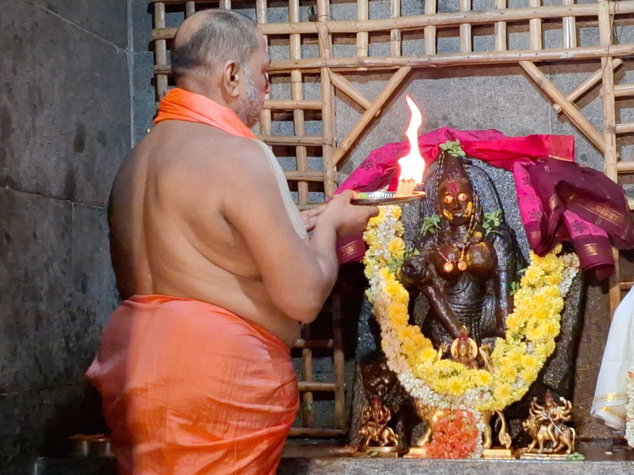 ಮಂತ್ರಾಲಯದ ರಾಘವೇಂದ್ರ ಸ್ವಾಮಿ ಮಠದಲ್ಲಿ ಸುಬುಧೇಂದ್ರ ತೀರ್ಥರು ಮಂಚಾಲಮ್ಮನಿಗೆ ವಿಶೇಷ ಪೂಜೆ ಸಲ್ಲಿಸಿದರು