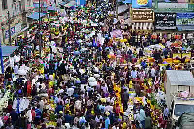 ಬೆಂಗಳೂರಿನ ಕೃಷ್ಣರಾಜ ಮಾರುಕಟ್ಟೆಯಲ್ಲಿ ಮಂಗಳವಾರ ದಸರಾ ಹಬ್ಬದ ಆಯುಧ ಪೂಜೆ ಮುನ್ನ ದಿನ ಹೂವು ಹಣ್ಣು ಮತ್ತು ಪೂಜಾ ಸಾಮಗ್ರಿಗಳನ್ನು ಖರೀದಿಸಲು ಅಪಾರ ಸಂಖ್ಯೆಯಲ್ಲಿ ಜನರು ಸೇರಿದ್ದರು. 