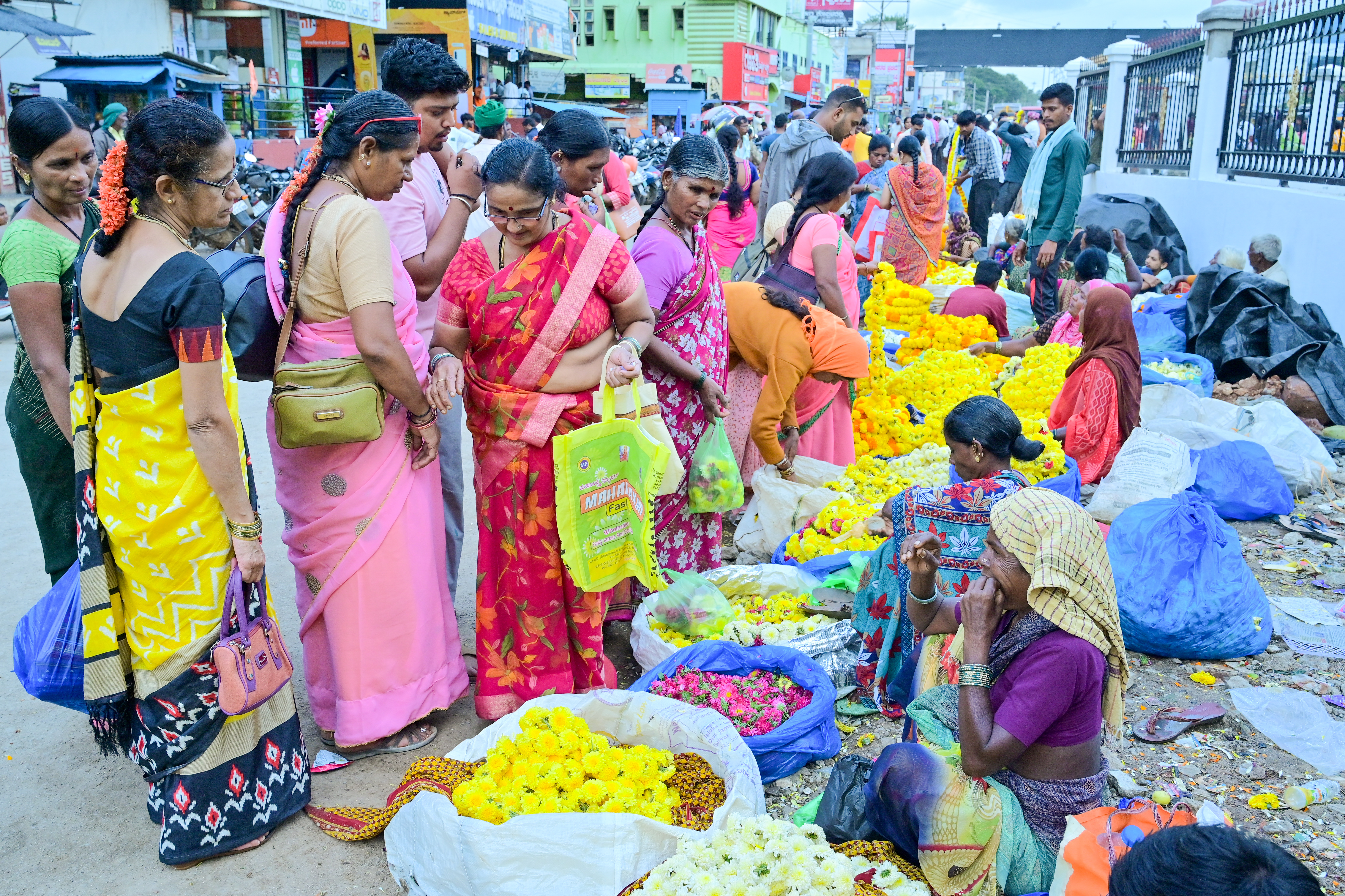ಆಯುಧಪೂಜೆ ಹಿನ್ನೆಲೆಯಲ್ಲಿ ಜನರು ಹೂಗಳ ಖರೀದಿಯಲ್ಲಿ ತೊಡಗಿರುವುದು ಕೊಪ್ಪಳದ ಕೇಂದ್ರೀಯ ಬಸ್ ನಿಲ್ದಾಣದ ಬಳಿ ಮಂಗಳವಾರ ಕಂಡು ಬಂತು