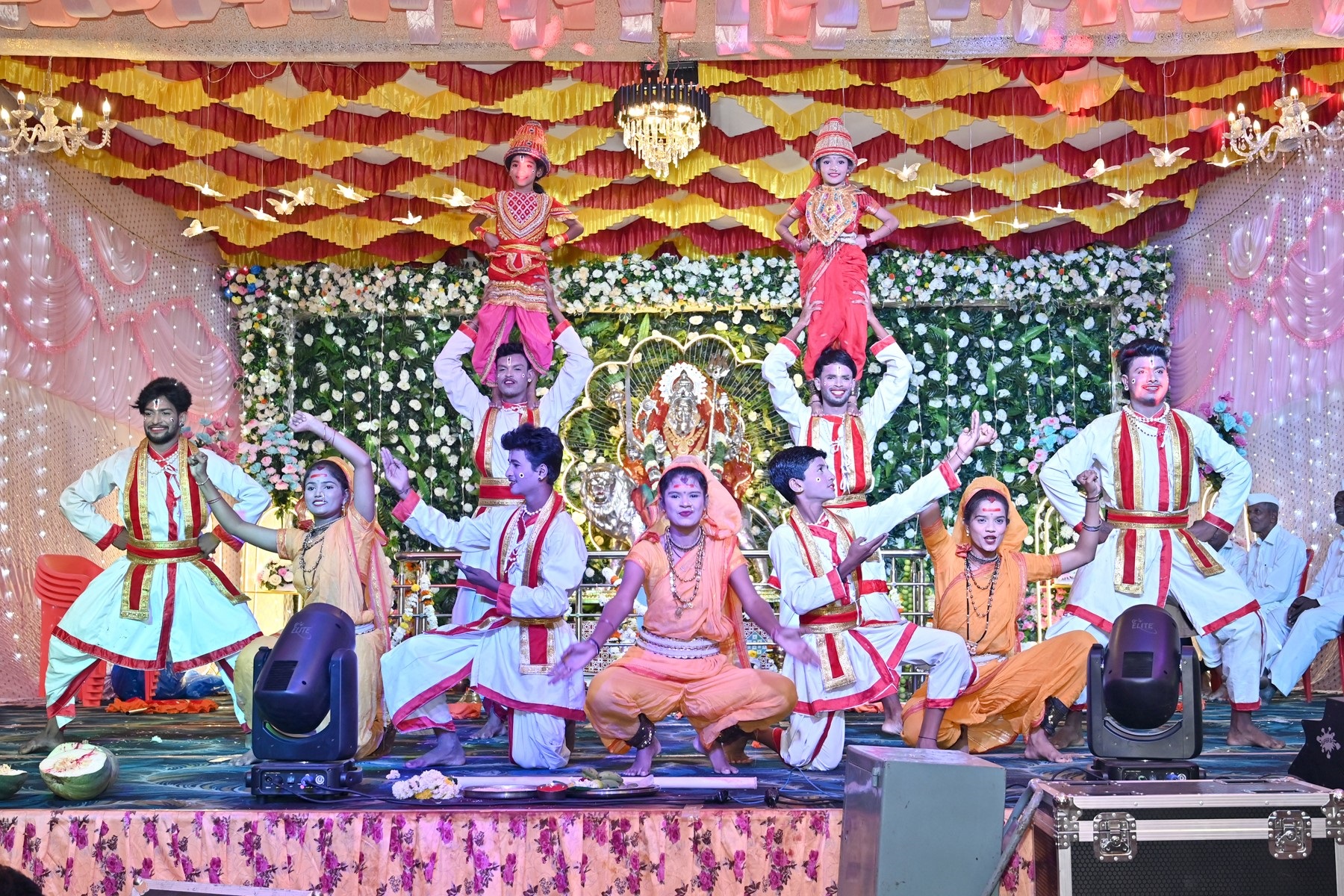 ಮಹಾಲಿಂಗಪುರದ ಬನಶಂಕರಿದೇವಿ ದೇವಸ್ಥಾನದಲ್ಲಿ ನವರಾತ್ರಿ ಏಳನೇ ದಿನವಾದ ಭಾನುವಾರ ಹಮ್ಮಿಕೊಂಡ ದಸರಾ ಸಾಂಸ್ಕೃತಿಕ ಉತ್ಸವದಲ್ಲಿ ವಿ.ಕೆ.ಸ್ಟೈಲ್ ಡ್ಯಾನ್ಸ್ ಮತ್ತು ಫಿಟ್‍ನೆಸ್ ಆಕಾಡೆಮಿಯಿಂದ ನಡೆದ ನೃತ್ಯ ವೈಭವ 