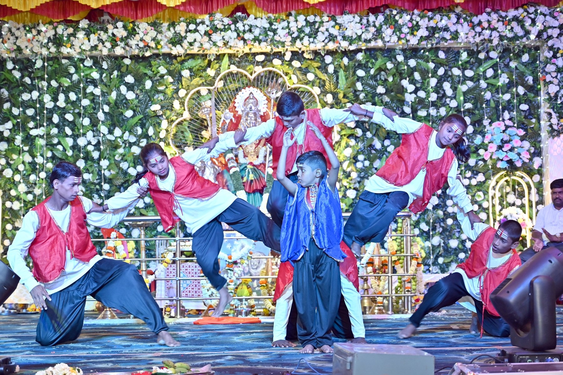 ಮಹಾಲಿಂಗಪುರದ ಬನಶಂಕರಿದೇವಿ ದೇವಸ್ಥಾನದಲ್ಲಿ ನವರಾತ್ರಿ ಏಳನೇ ದಿನವಾದ ಭಾನುವಾರ ಹಮ್ಮಿಕೊಂಡ ದಸರಾ ಸಾಂಸ್ಕೃತಿಕ ಉತ್ಸವದಲ್ಲಿ ವಿ.ಕೆ.ಸ್ಟೈಲ್ ಡ್ಯಾನ್ಸ್ ಮತ್ತು ಫಿಟ್‍ನೆಸ್ ಆಕಾಡೆಮಿಯಿಂದ ನಡೆದ ನೃತ್ಯ ವೈಭವ 