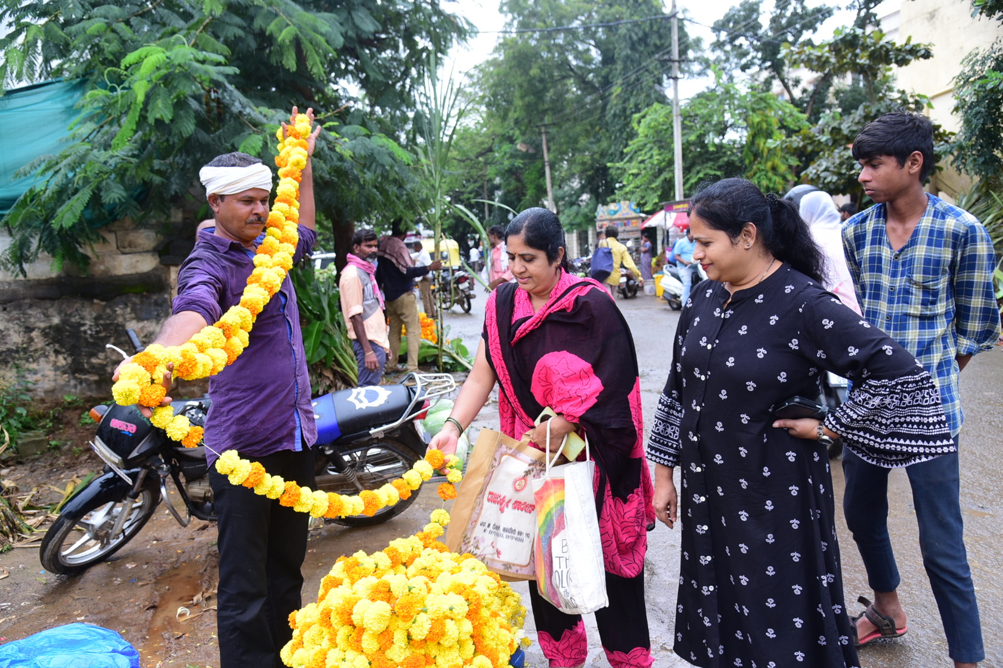 ಹಾವೇರಿಯ ಮಾರುಕಟ್ಟೆಯಲ್ಲಿ ಆಯುಧ ಪೂಜೆ ಮುನ್ನಾದಿನವಾದ ಮಂಗಳವಾರ ಜನರು ಪೂಜೆಗೆ ಅಗತ್ಯವಿರುವ ವಸ್ತುಗಳನ್ನು ಖರೀದಿಸಿದರು
