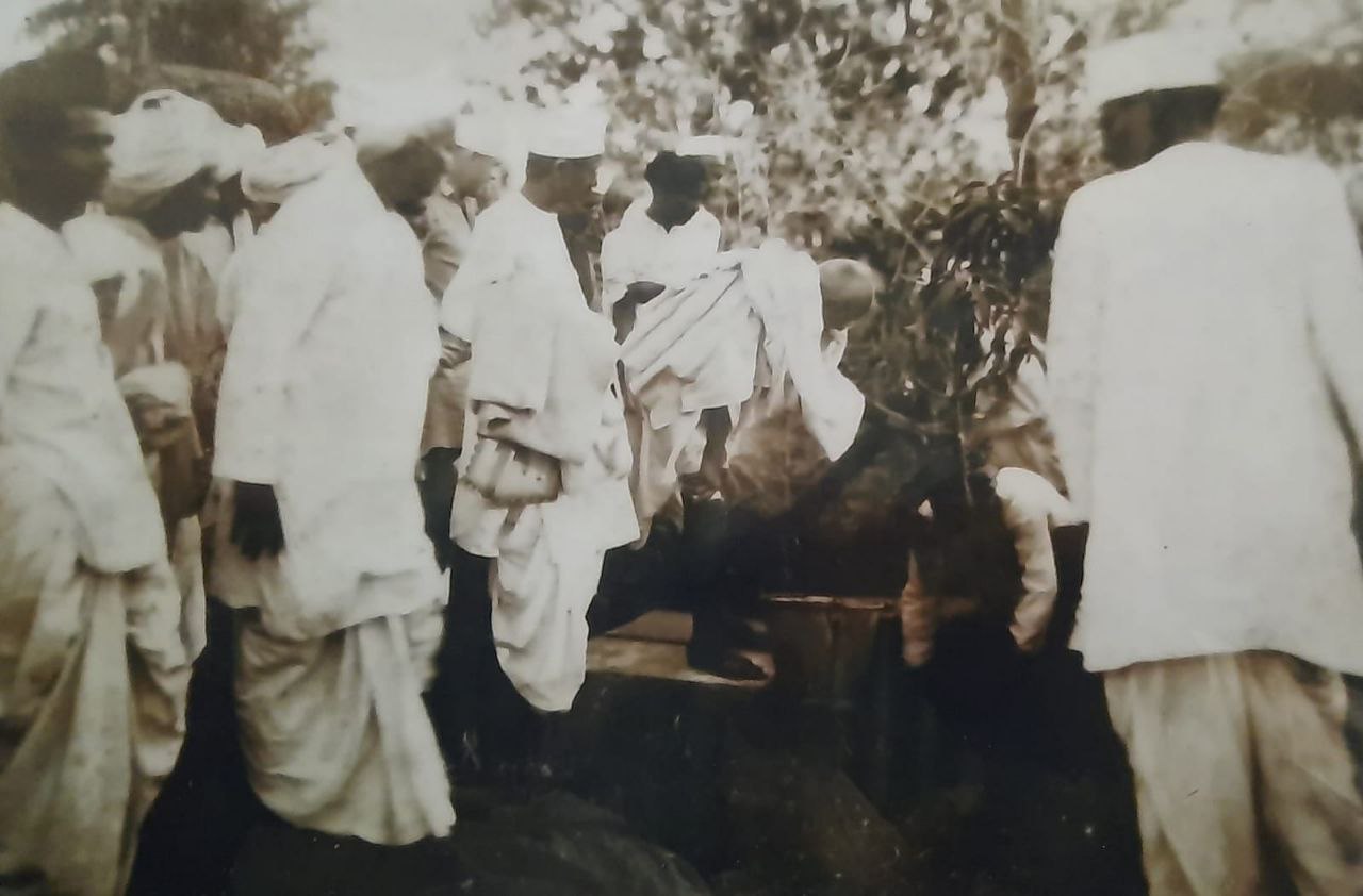 ಚಿಕ್ಕೋಡಿ ತಾಲ್ಲೂಕಿನ ನವಲಿಹಾಳ ಗ್ರಾಮದಲ್ಲಿ ಮಹಾತ್ಮ ಗಾಂಧೀಜಿ ತಂಗಿದ್ದ ಮನೆಯ ಬಳಿಯಲ್ಲಿ ಮಾವಿನ ಸಸಿಯೊಂದನ್ನು ನೆಟ್ಟ ಕ್ಷಣ
