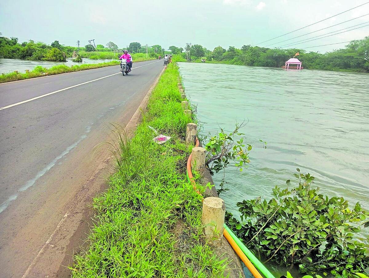 ಮಳೆಯಾದರೆ ಮುಳುಗುವ ದಾಡಗಿ ಸೇತುವೆ: 15ಕ್ಕೂ ಹೆಚ್ಚು ಹಳ್ಳಿಗಳ ಸಂಪರ್ಕ ಕಡಿತ
