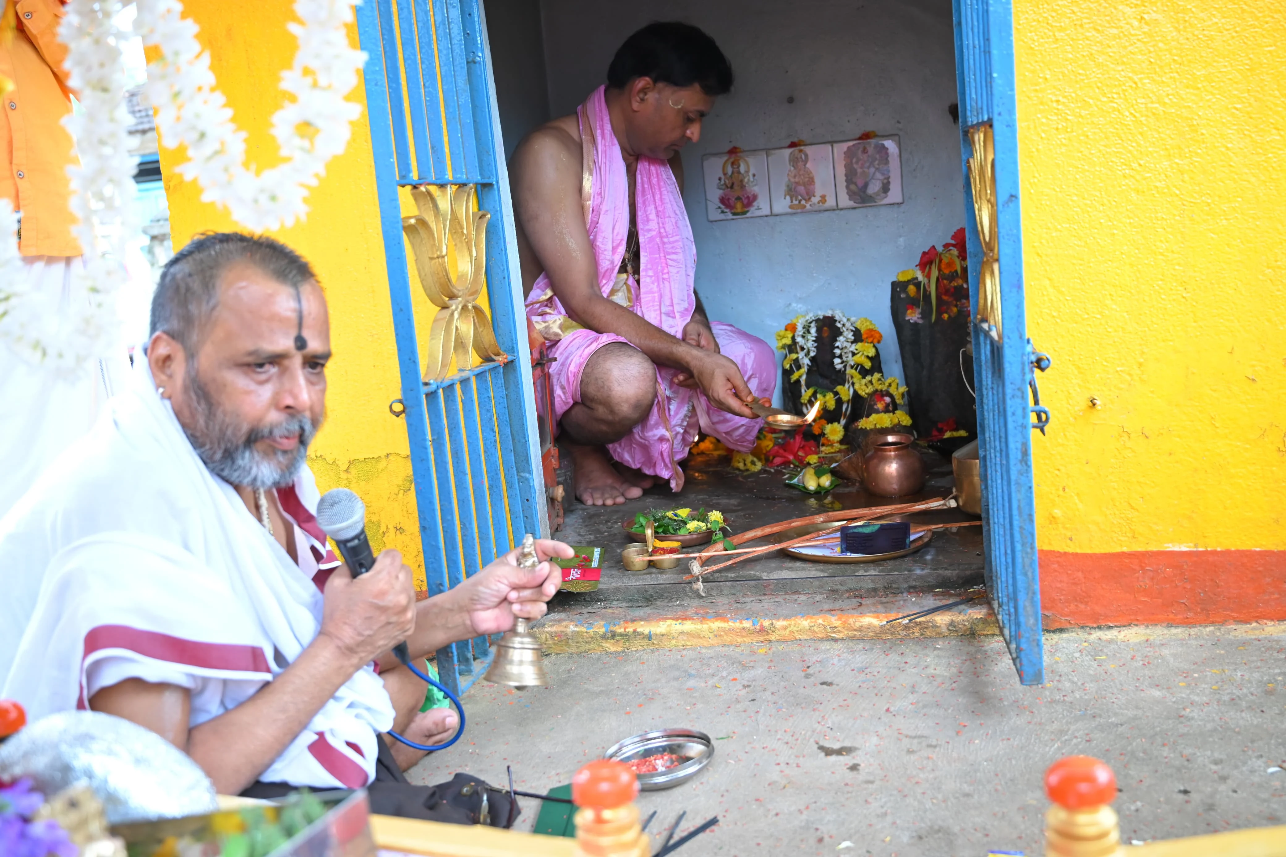 ಬನ್ನಿಕಟ್ಟೆಯ ಸನಿಹದಲ್ಲಿರುವ ಮೂಲಗಣಪತಿ ದೇವಸ್ಥಾನದಲ್ಲಿ ಬಿಲ್ಲುಬಾಣ ಸಹಿತ ಪತ್ರಿಕಾ ಪೂಜನ ಮಾಡುತ್ತಿರುವುದು