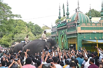 ಮೈಸೂರಿನ ದಿವಾನ್ಸ್ ರಸ್ತೆಯಲ್ಲಿರುವ ಇಮಾಮ್ ಶಾ ವಲೀ ದರ್ಗಾದಲ್ಲಿ ಕ್ಯಾಪ್ಟನ್ ಅಭಿಮನ್ಯು ನೇತೃತ್ವದ ದಸರಾ ಗಜಪಡೆಯು ಜಂಬೂಸವಾರಿಗೆ  ಮುನ್ನ ದಿನವಾದ ಬುಧವಾರ ಆಶೀರ್ವಾದ ಪಡೆಯಿತು