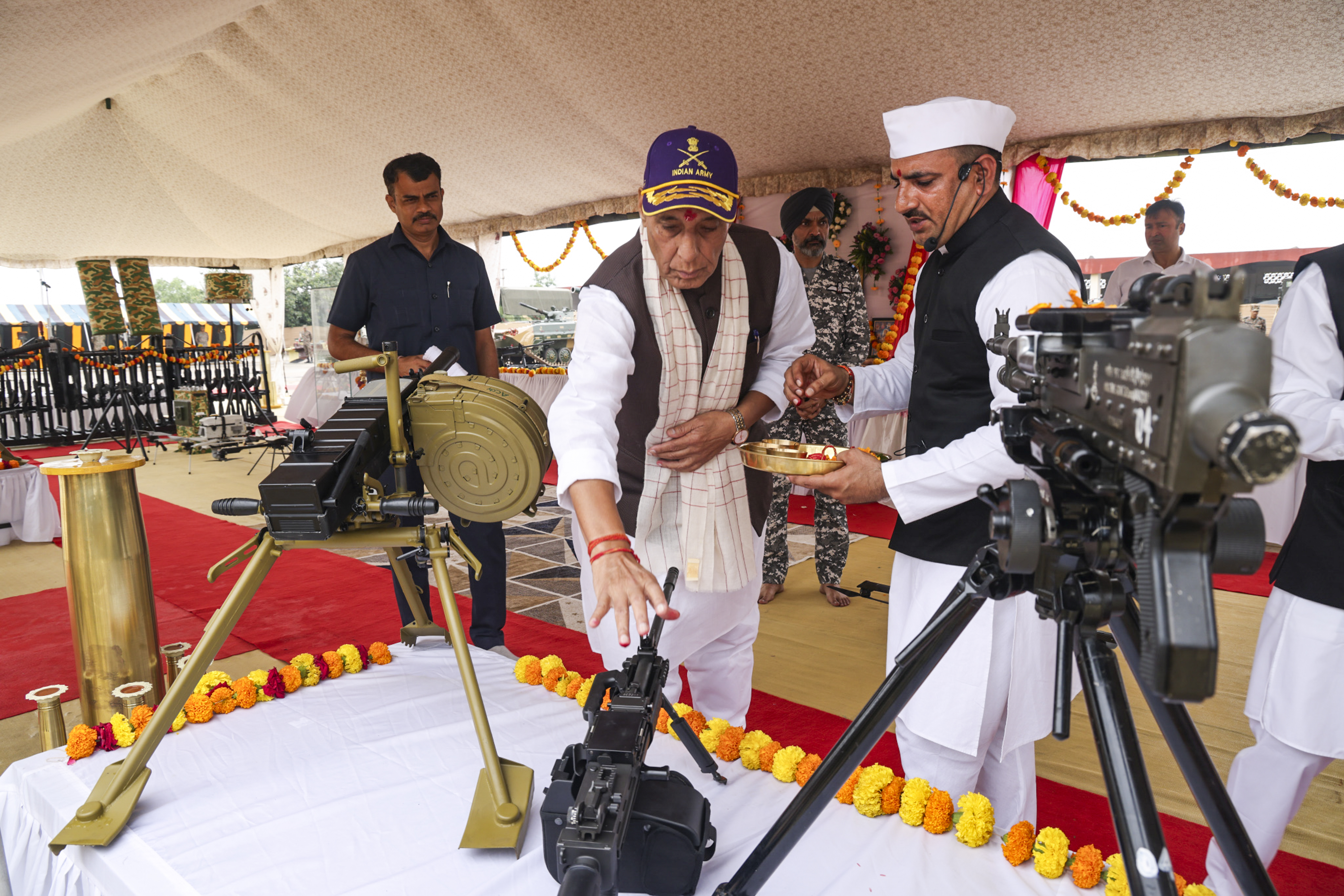 ಗುಜರಾತ್‌ನ ಭುಜ್ ವಲಯದಲ್ಲಿ ವಿಜಯ ದಶಮಿ ಅಂಗವಾಗಿ ನಡೆದ ಶಸ್ತ್ರ ಪೂಜೆಯಲ್ಲಿ ರಕ್ಷಣಾ ಸಚಿವ ರಾಜನಾಥ್‌ ಸಿಂಗ್ ಭಾಗವಹಿಸಿದರು –ಪಿಟಿಐ ಚಿತ್ರ 