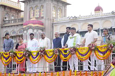 ಜಂಬೂಸವಾರಿಗೆ ಚಾಲನೆ ನೀಡಿದ ಸಿಎಂ ಸಿದ್ದರಾಮಯ್ಯ 
