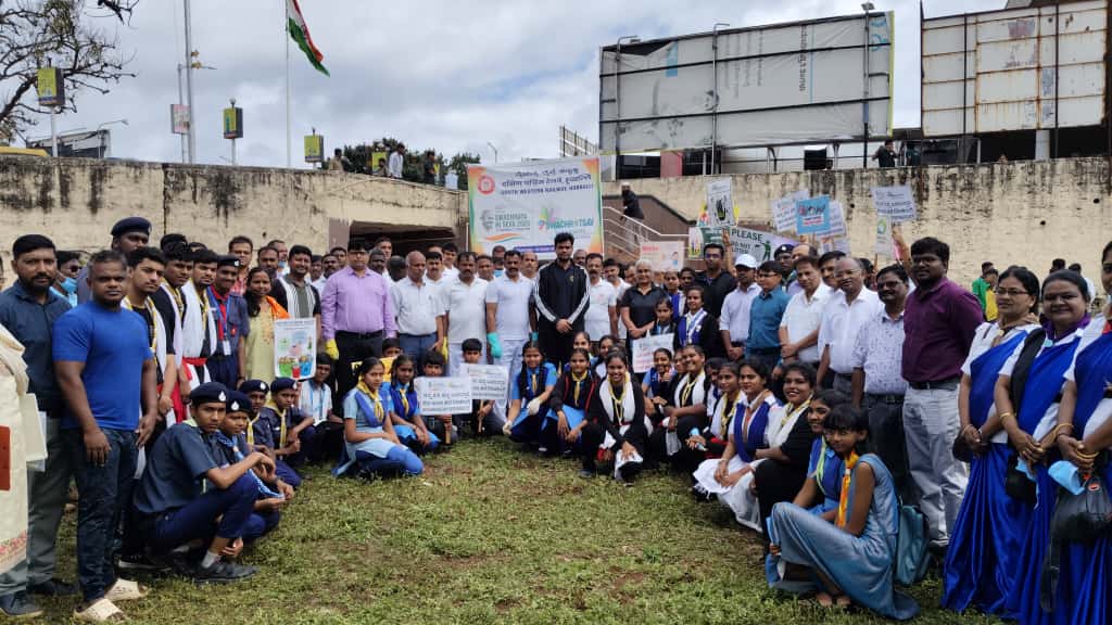 ಹುಬ್ಬಳ್ಳಿಯ ರೈಲುನಿಲ್ದಾಣದಲ್ಲಿ ಗುರುವಾರ ನಡೆದ ಸ್ವಚ್ಛತಾ ಕಾರ್ಯಕ್ರಮದಲ್ಲಿ ಅಧಿಕಾರಿಗಳು ಸಿಬ್ಬಂದಿ ಹಾಗೂ ವಿದ್ಯಾರ್ಥಿಗಳು ಪಾಲ್ಗೊಂಡಿದ್ದರು 