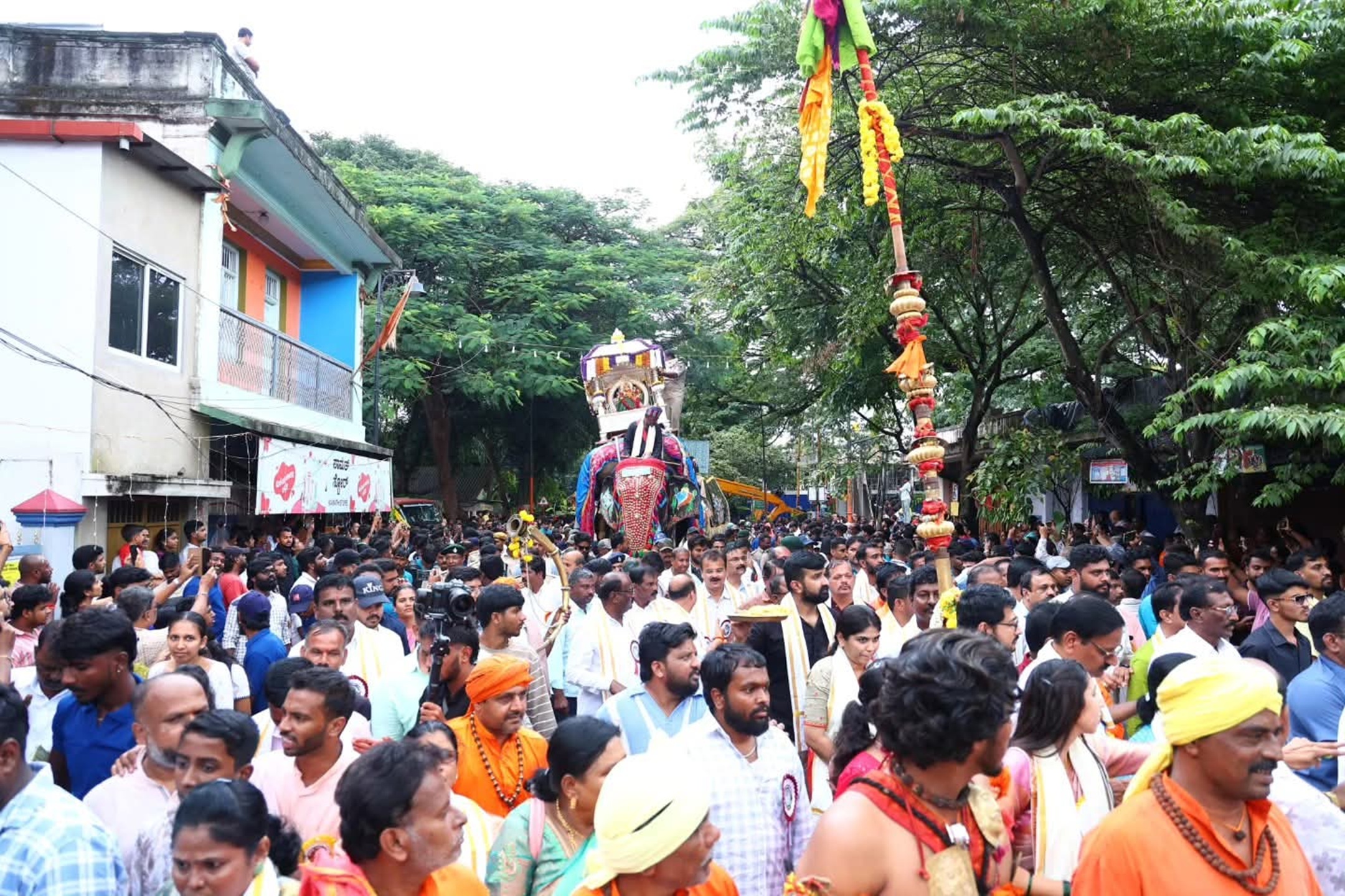 ಶಿವಮೊಗ್ಗ ದಸರಾ ಆಚರಣೆ ಅಂಗವಾಗಿ ಗುರುವಾರ ನಡೆದ ಮೆರವಣಿಗೆಯಲ್ಲಿ ಅಪಾರ ಸಂಖ್ಯೆಯ ಜನರು ಭಾಗಿಯಾಗಿದ್ದರು
