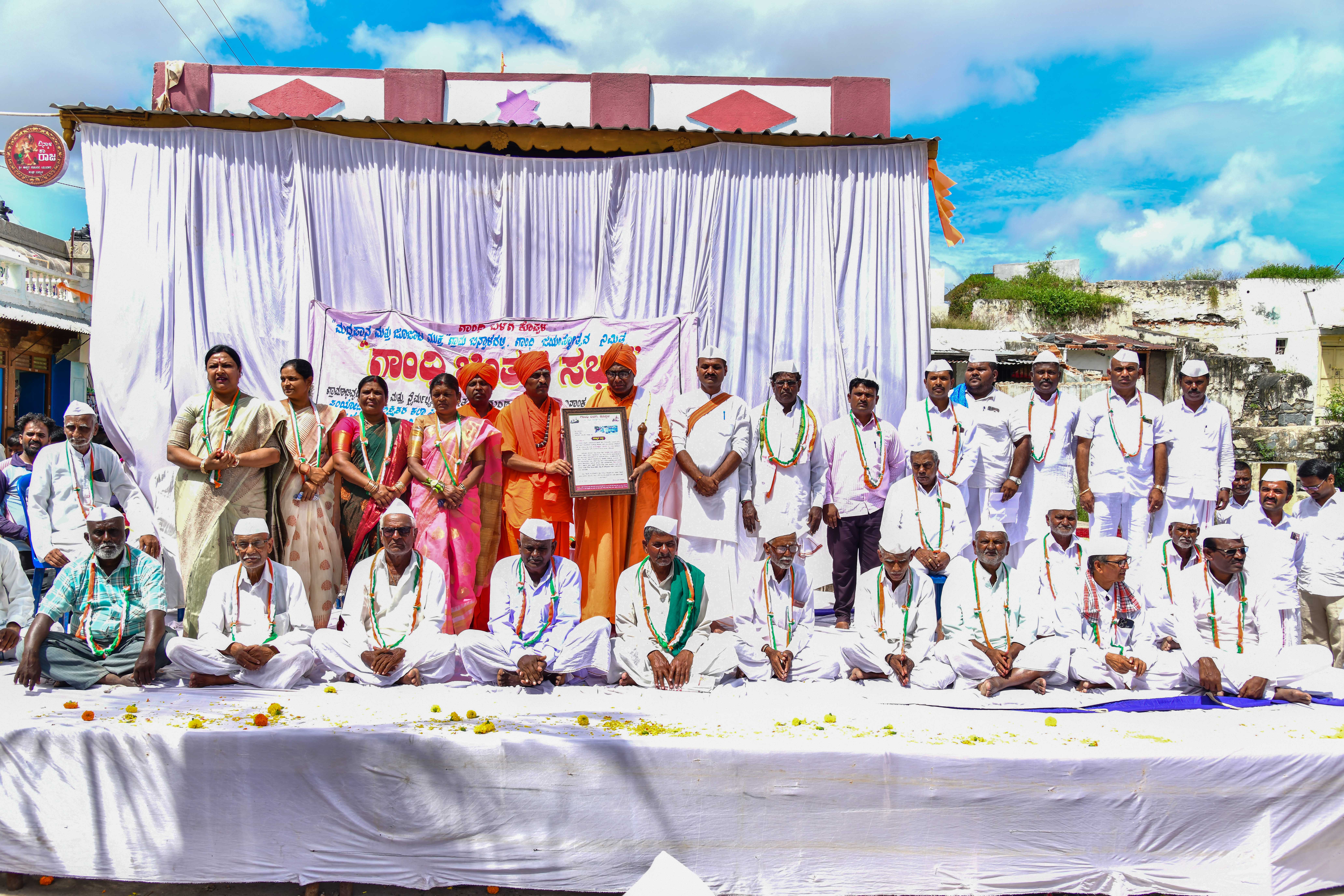 ಕುಕನೂರು ತಾಲ್ಲೂಕಿನ ಬಿನ್ನಾಳದಲ್ಲಿ ನಡೆದ ಮಹಾತ್ಮ ಗಾಂಧೀಜಿ ಜಯಂತಿ ಕಾರ್ಯಕ್ರಮದಲ್ಲಿ ಪಾಲ್ಗೊಂಡಿದ್ದ ಅತಿಥಿಗಳು 