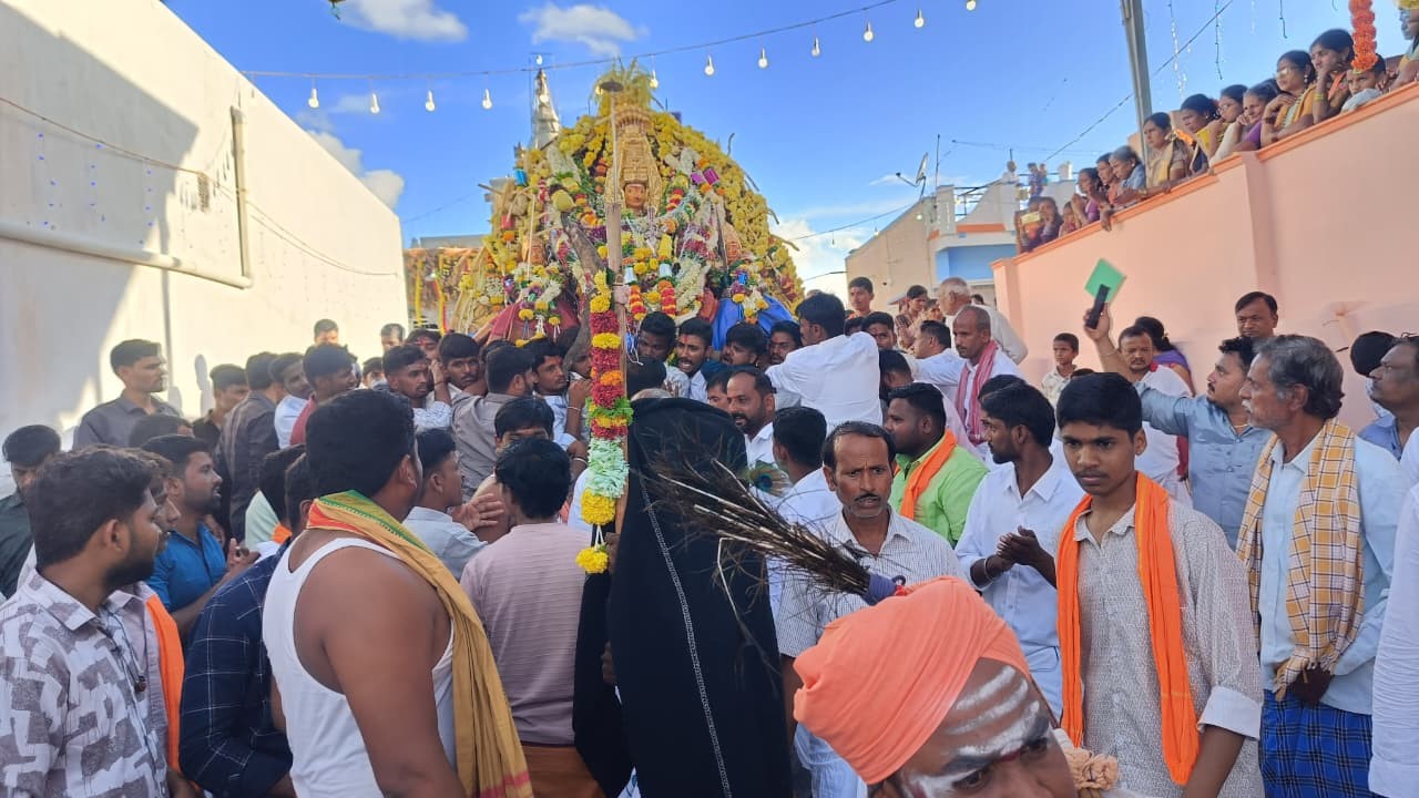 ಹರಪನಹಳ್ಳಿ ತಾಲ್ಲೂಕು ಮೈದೂರು ಗ್ರಾಮದಲ್ಲಿ ಊರಮ್ಮ ದೇವಿ ಮೆರವಣಿಗೆ ವಿಜೃಂಭಣೆಯಿಂದ ನೆರವೇರಿತು
