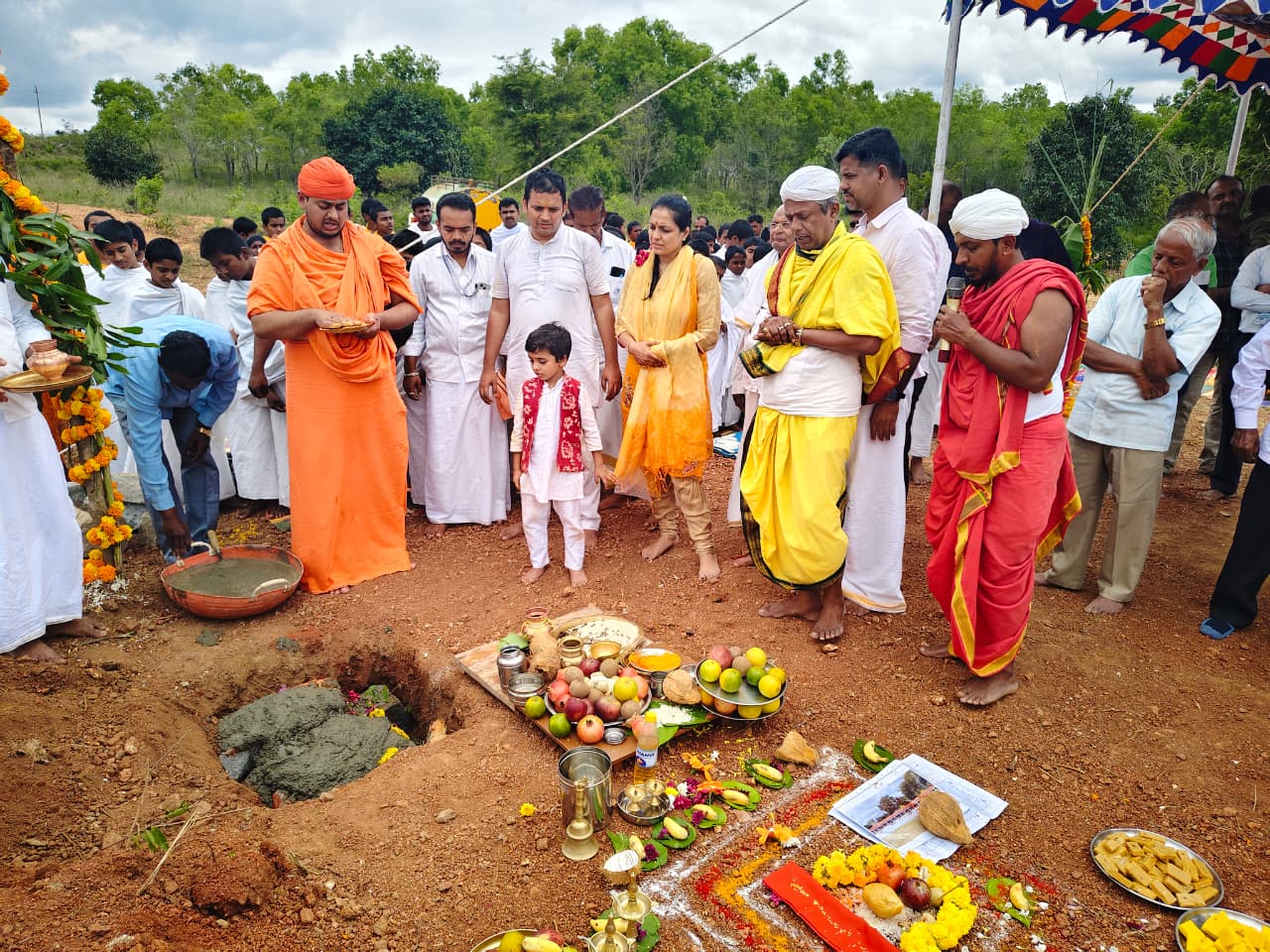 ಶ್ರವಣಬೆಳಗೊಳದ ಹೊರ ವಲಯದಲ್ಲಿರುವ ಧವಲತೀರ್ಥಂನ ಸಂಕೀರ್ಣದಲ್ಲಿ ಪಾರಂಪರಿಕ ಗುರುಕುಲ ನಿರ್ಮಾಣ ಕಾಮಗಾರಿಗೆ ಕ್ಷೇತ್ರದ ಪೀಠಾಧಿಪತಿಗಳಾದ ಸ್ವಸ್ತಿಶ್ರೀ ಅಭಿನವ ಚಾರುಕೀರ್ತಿ ಭಟ್ಟಾರಕ ಸ್ವಾಮೀಜಿ ನೆರವೇರಿಸಿದ ಸಂದರ್ಭದಲ್ಲಿ ದಾನಿಗಳಾದ ರಾಜಸ್ಥಾನದ ಕವೀಶ್ ಜೈನ್ ಕೃತಿ ಜೈನ್ ಕಿಯಾಂಶ್ ಜೈನ್ ಇತರರು ಪಾಲ್ಗೊಂಡಿದ್ದರು