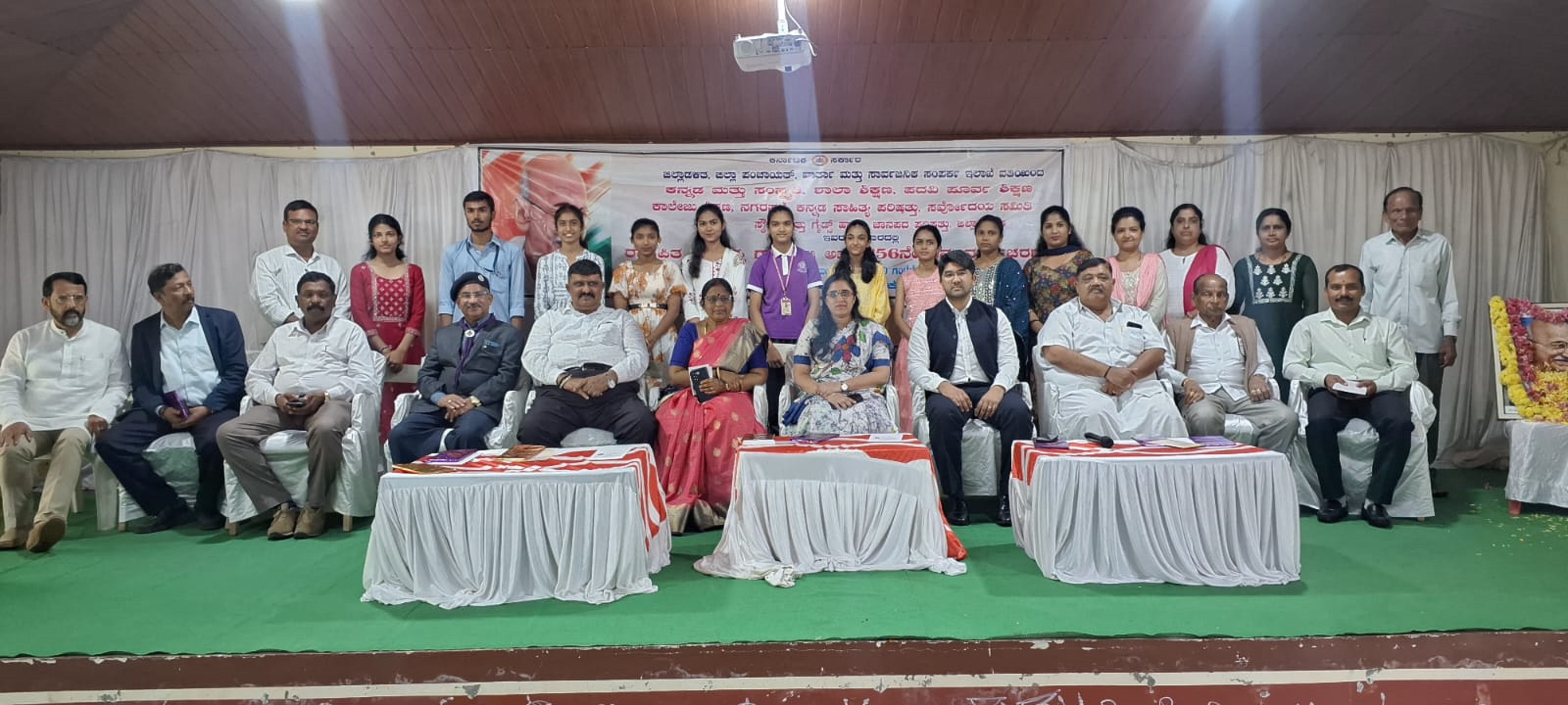 ಬಾಪೂಜಿ ಪ್ರಬಂಧ ಸ್ಪರ್ಧೆಯಲ್ಲಿ ವಿಜೇತರಾದ ವಿದ್ಯಾರ್ಥಿಗಳೊಂದಿಗೆ ಗಾಂಧಿ ಜಯಂತಿಯಲ್ಲಿ ಭಾಗಿಯಾದ ಗಣ್ಯರು ಫೋಟೊ ತೆಗೆಸಿಕೊಂಡರು