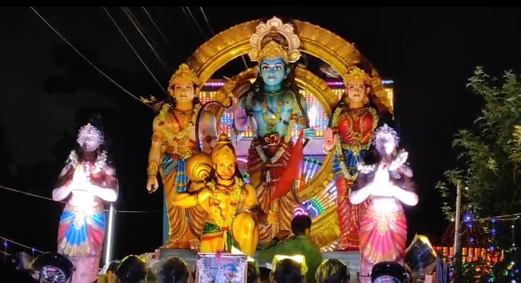 ಮಡಿಕೇರಿಯಲ್ಲಿ ಗುರುವಾರ ರಾತ್ರಿ ನಡೆದ ‘ಬೆಳಕಿನ ದಸರೆ’ಯಲ್ಲಿ ದೇಚೂರು ರಾಮಮಂದಿರವು ‘ಶ್ರೀರಾಮಾಂಜನೇಯ ವೈಭವ’ ಕಥಾವಸ್ತುವನ್ನು ಪ್ರದರ್ಶಿಸಿತು