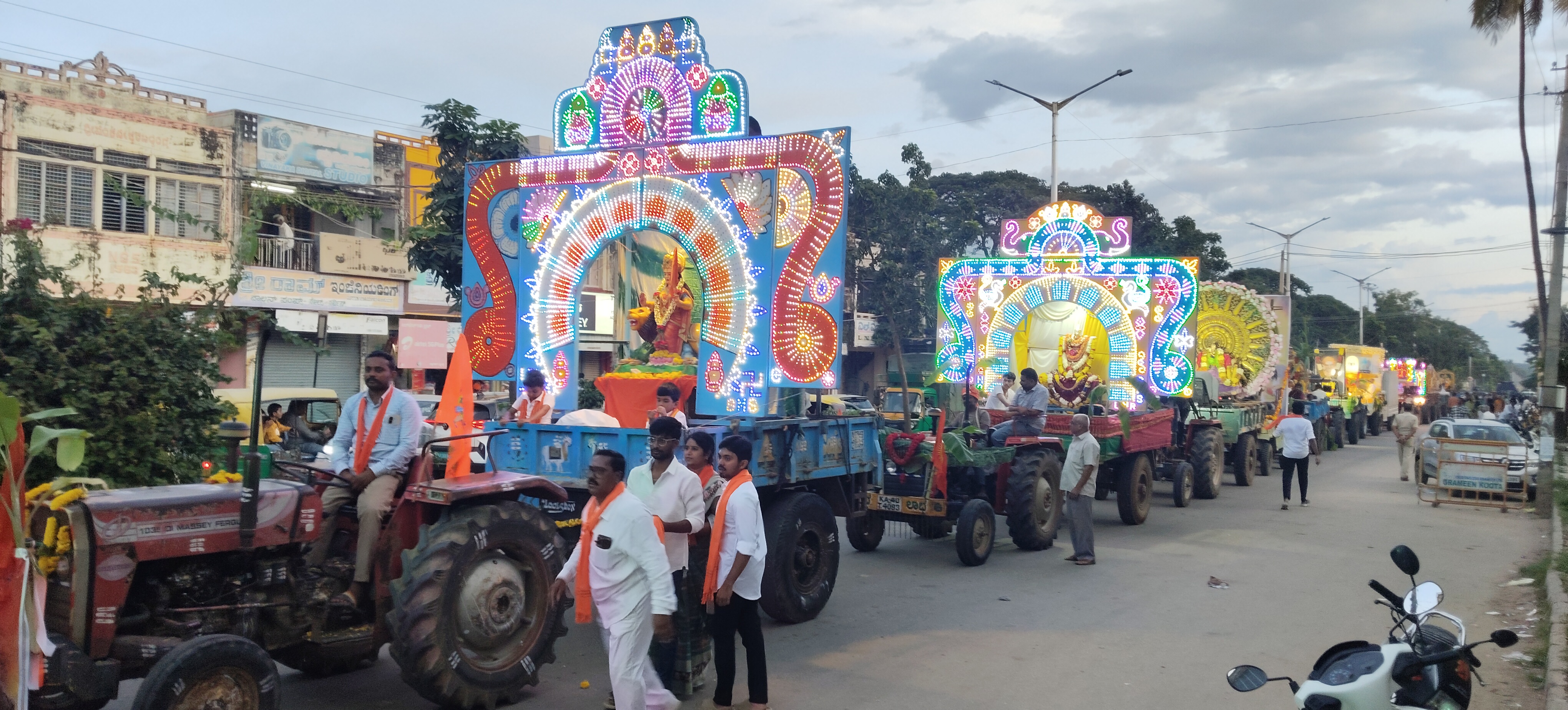 ವಿಜಯದಶಮಿ ಅಂಗವಾಗಿ ಚಿಕ್ಕಬಳ್ಳಾಪುರದಲ್ಲಿ ದೇವರ ಉತ್ಸವ ಮೂರ್ತಿಗಳ ಮೆರವಣಿಗೆ