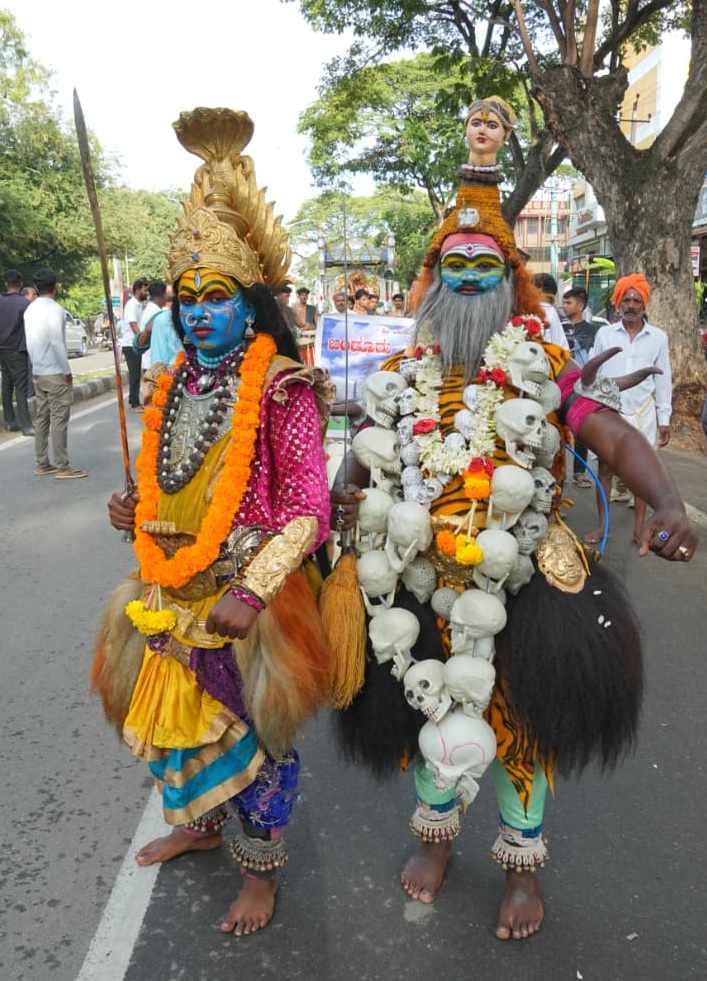 ಮೆರವಣಿಗೆಯಲ್ಲಿ ಹೆಜ್ಜೆ ಹಾಕಿದ ಭದ್ರಕಾಳಿ ಮಹಿಷಿ ವೇಷಧಾರಿಗಳು