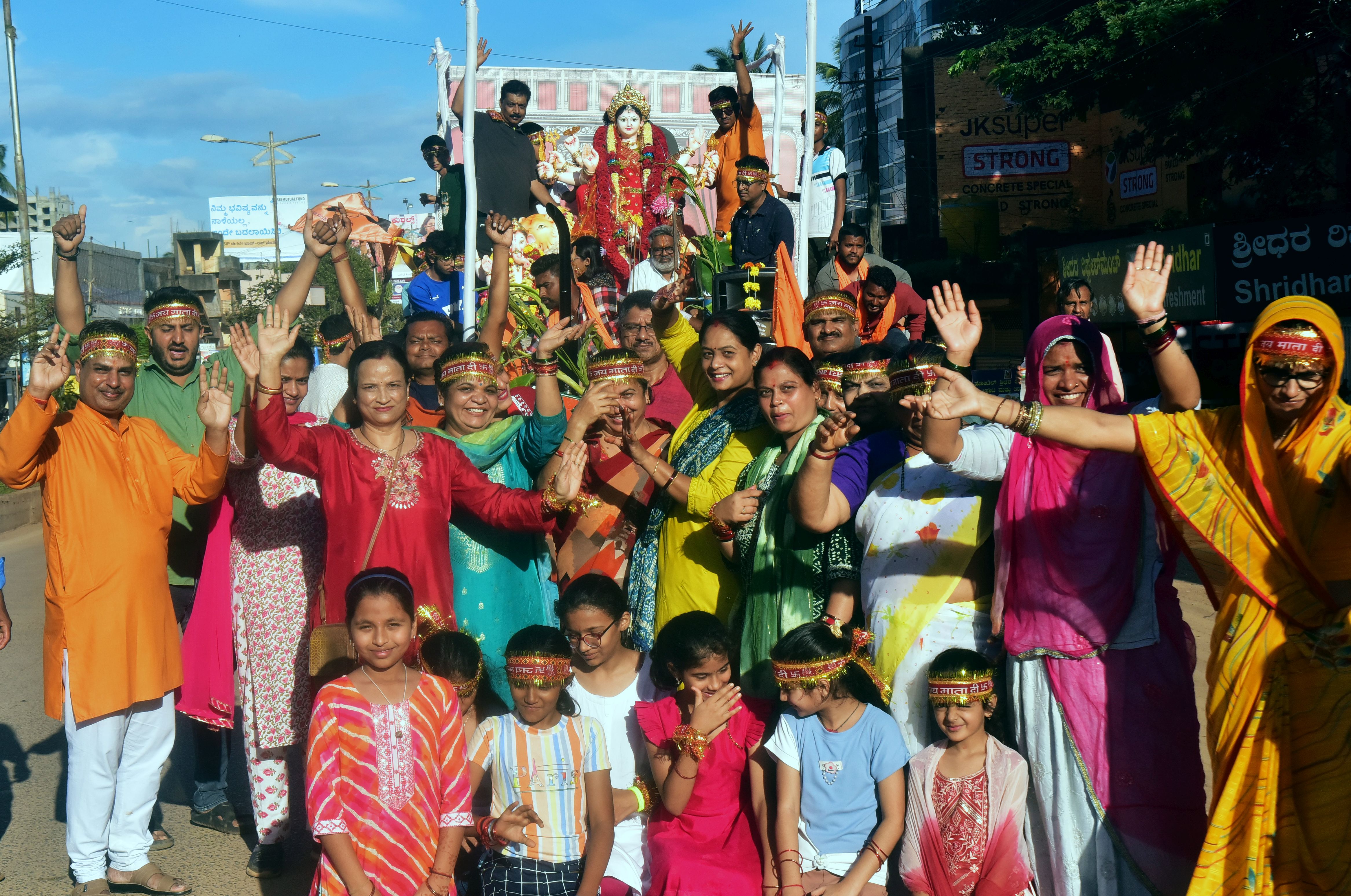 ಹುಬ್ಬಳ್ಳಿ ಗೋಕುಲರಸ್ತೆಯ ರಾಜಧಾನಿ ಕಾಲೊನಿಯಲ್ಲಿ ಪ್ರತಿಷ್ಠಾಪಿಸಿದ್ದ ದುರ್ಗಾದೇವಿ ಮೂರ್ತಿ ವಿಸರ್ಜನಾ ಮೆರವಣಿಗೆಯಲ್ಲಿ ಭಕ್ತರು ಸಂಭ್ರಮಿಸಿದರು