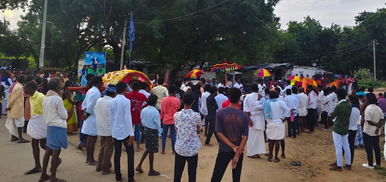 ಶಹಾಪುರ ತಾಲ್ಲೂಕಿನ ಹುರಸಗುಂಡಗಿಯಲ್ಲಿ ಗುರುವಾರ ಮಹಾದೇವಸ್ವಾಮಿಯ ಪಲ್ಲಕ್ಕಿ ಉತ್ಸವ ಜರುಗಿತು