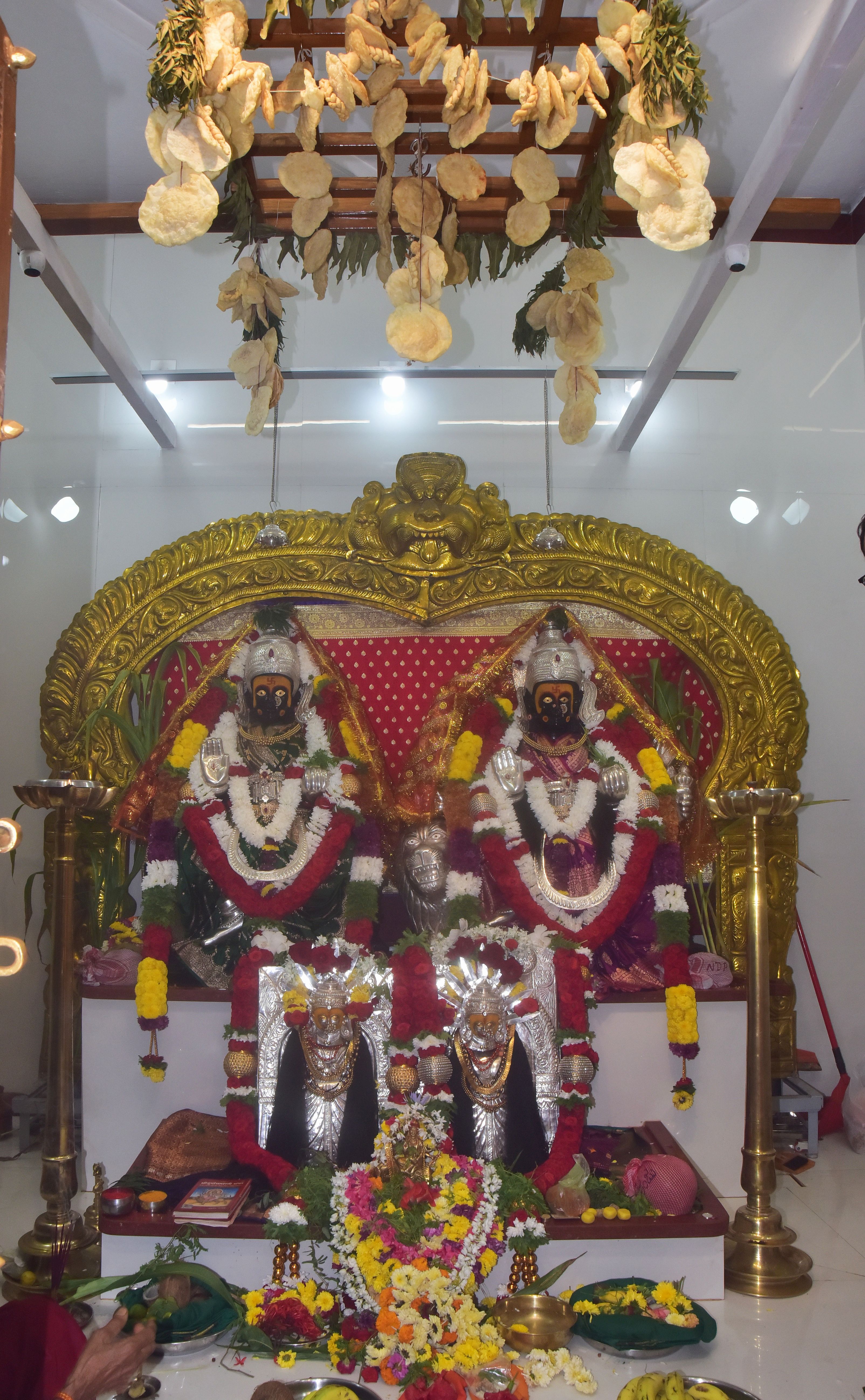 ಹುಬ್ಬಳ್ಳಿ ದಾಜಿಬಾನಪೇಟೆಯಲ್ಲಿರುವ ದುರ್ಗಾದೇವಿ ದೇವಸ್ಥಾನದಲ್ಲಿ ದ್ಯಾಮವ್ವ ಹಾಗೂ ದುರ್ಗಾದೇವಿ ಮೂರ್ತಿಗಳಿಗೆ ವಿಶೇಷ ಅಲಂಕಾರ ಮಾಡಲಾಗಿತ್ತು 