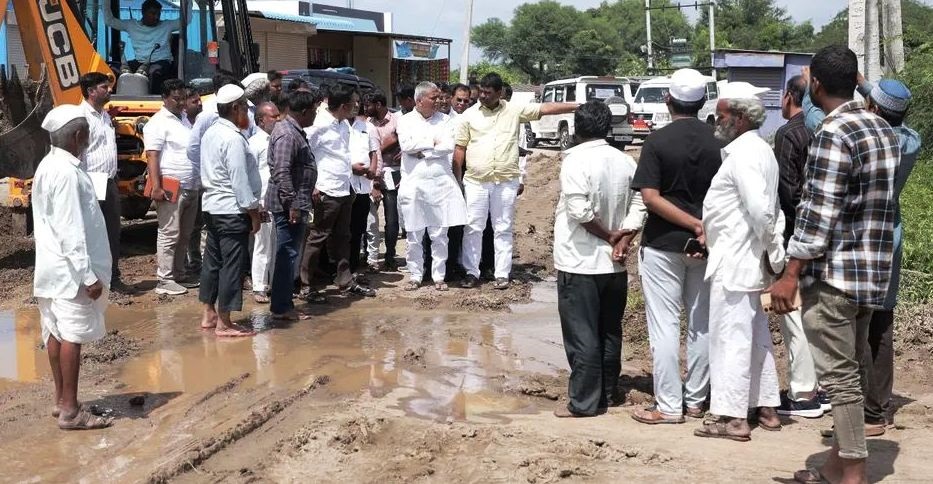 ಇಂಡಿ ಪಟ್ಟಣದ ಕಲ್ಲೂರ ಪೆಟ್ರೋಲ ಪಂಪ ಹತ್ತಿರ ರಸ್ತೆ ಮೇಲೆ ನೀರು ಬರುತ್ತಿರುವದನ್ನು ವೀಕ್ಷಣೆ ಮಡಿದ ಶಾಸಕರು ತಕ್ಷಣವೇ ನೀರು ತೆರವು ಮಾಡಲು ಅಧಿಕಾರಿಗಳಿಗೆ ಸೂಚನೆ ನೀಡಿದರು.    