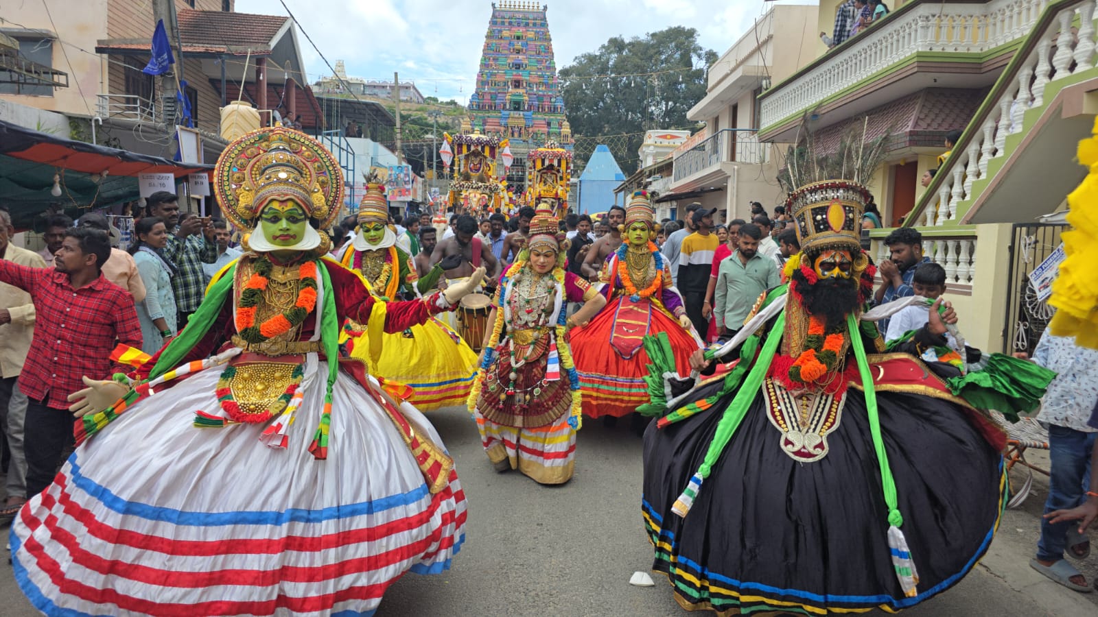 ಆನೇಕಲ್ ತಾಲ್ಲೂಕಿನ ಬನ್ನೇರುಘಟ್ಟ ದಸರಾ ಉತ್ಸವದಲ್ಲಿ ಪಾಲ್ಗೊಂಡಿದ್ದ ಜಾನಪದ ಕಲಾತಂಡಗಳು