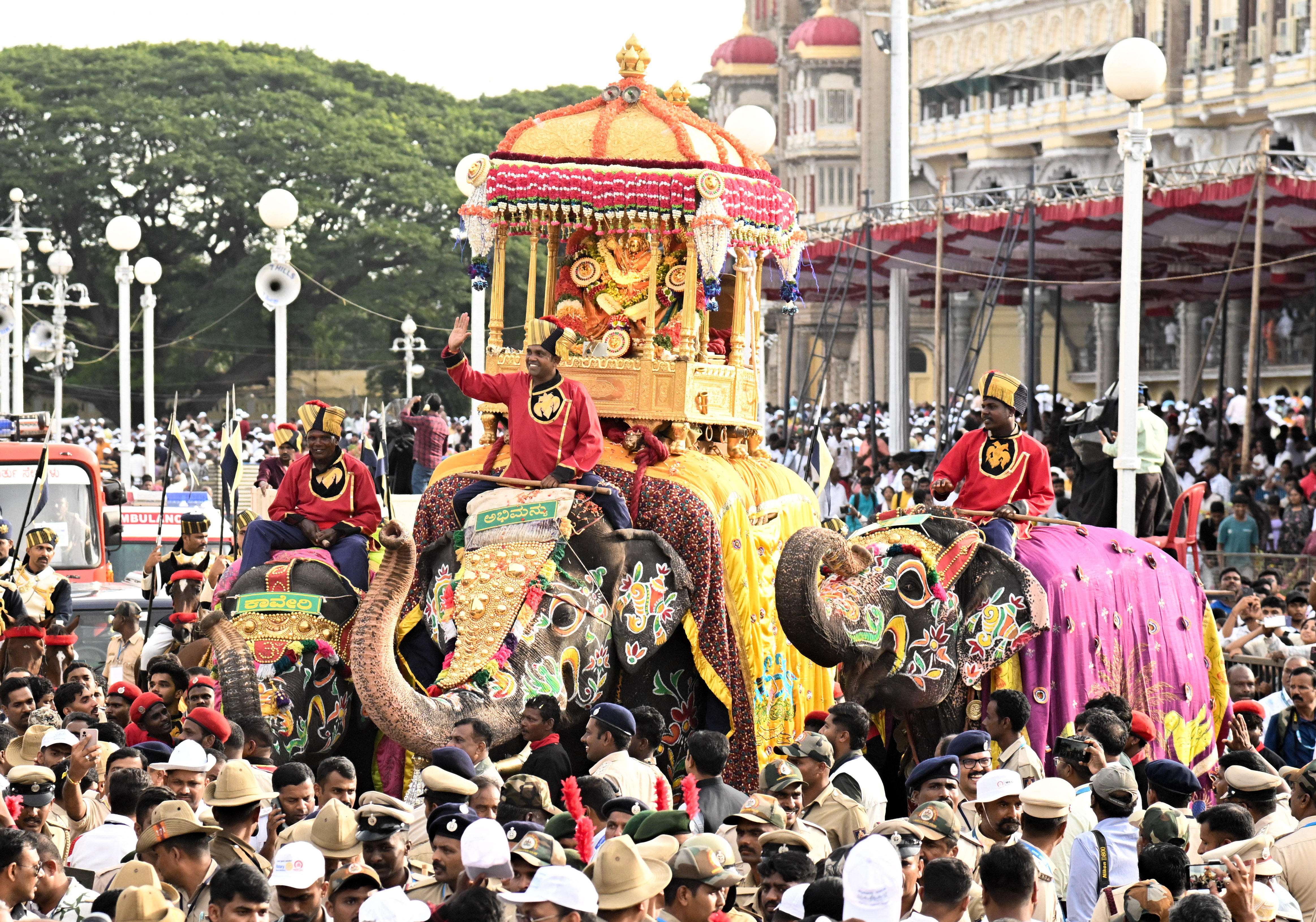 ಮೈಸೂರು ದಸರಾ ಪ್ರಯುಕ್ತ ಗುರುವಾರ ನಡೆದ ಜಂಬೂಸವಾರಿ ಮೆರವಣಿಗೆಯಲ್ಲಿ ಅಂಬಾರಿ ಹೊತ್ತ ಅಭಿಮನ್ಯುವು ಕುಮ್ಕಿ ಆನೆಗಳಾದ ಕಾವೇರಿ ಹಾಗೂ ರೂಪಾ ಜೊತೆ ಸಾಗಿತು. ಪ್ರಜಾವಾಣಿ ಚಿತ್ರ : ಅನೂಪ್ ರಾಘ. ಟಿ.