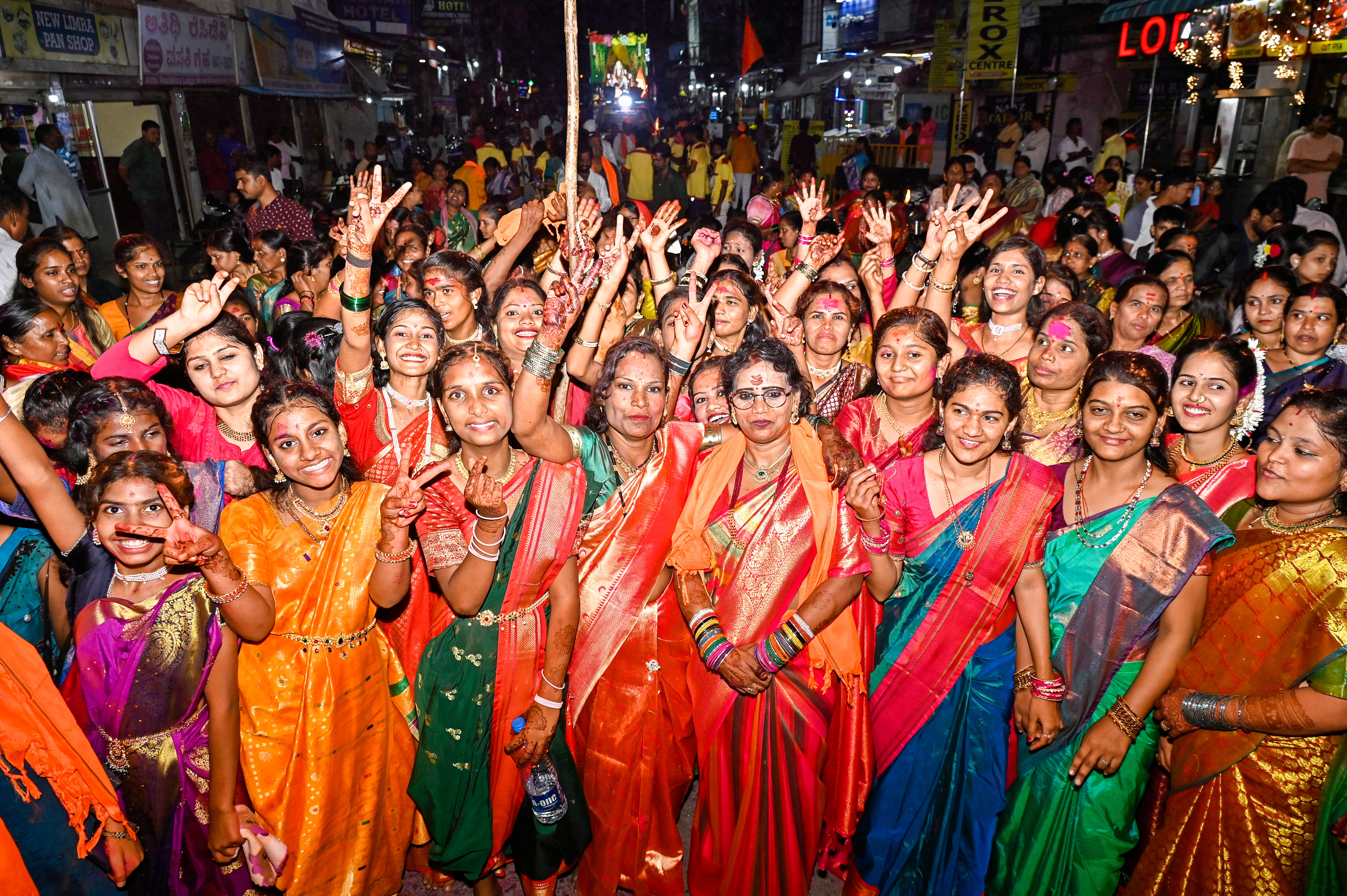 ನವರಾತ್ರಿ ಉತ್ಸವದ ಅಂಗವಾಗಿ ಕಲಬುರಗಿಯ ಸ್ಟೇಷನ್‌ ಬಜಾರ್‌ ಬಳಿ ಅಂಬಾ ಭವಾನಿ ದೇವಸ್ಥಾನದಿಂದ ನಡೆದ ದೇವಿ ಮೆರವಣಿಗೆಯಲ್ಲಿ ಪಾಲ್ಗೊಂಡಿದ್ದ ಮಹಿಳೆಯರ ಸಂಭ್ರಮ       ಪ್ರಜಾವಾಣಿ ಚಿತ್ರ