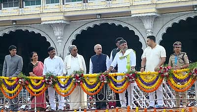 ಜಂಬೂಸವಾರಿ ವೀಕ್ಷಿಸುತ್ತಿರುವ ಮುಖ್ಯಮಂತ್ರಿ ಸಿದ್ದರಾಮಯ್ಯ, ಡಿಸಿಎಂ ಡಿ.ಕೆ.ಶಿವಕುಮಾರ್‌, ಸಚಿವರಾದ ಡಾ.ಎಚ್‌.ಸಿ.ಮಹದೇವಪ್ಪ, ಶಿವರಾಜ ತಂಗಡಗಿ, ಮೈಸೂರು ರಾಜವಂಶಸ್ಥ, ಸಂಸದ ಯದುವೀರ ಕೃಷ್ಣದತ್ತ ಚಾಮರಾಜ ಒಡೆಯರ್ ಮತ್ತಿತರರು...