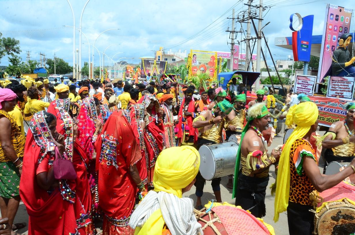 ಜಾನಪದ ಕಲಾಮೇಳದಲ್ಲಿ ಕಲಾವಿದರು ಹೆಜ್ಜೆ ಹಾಕಿದರು