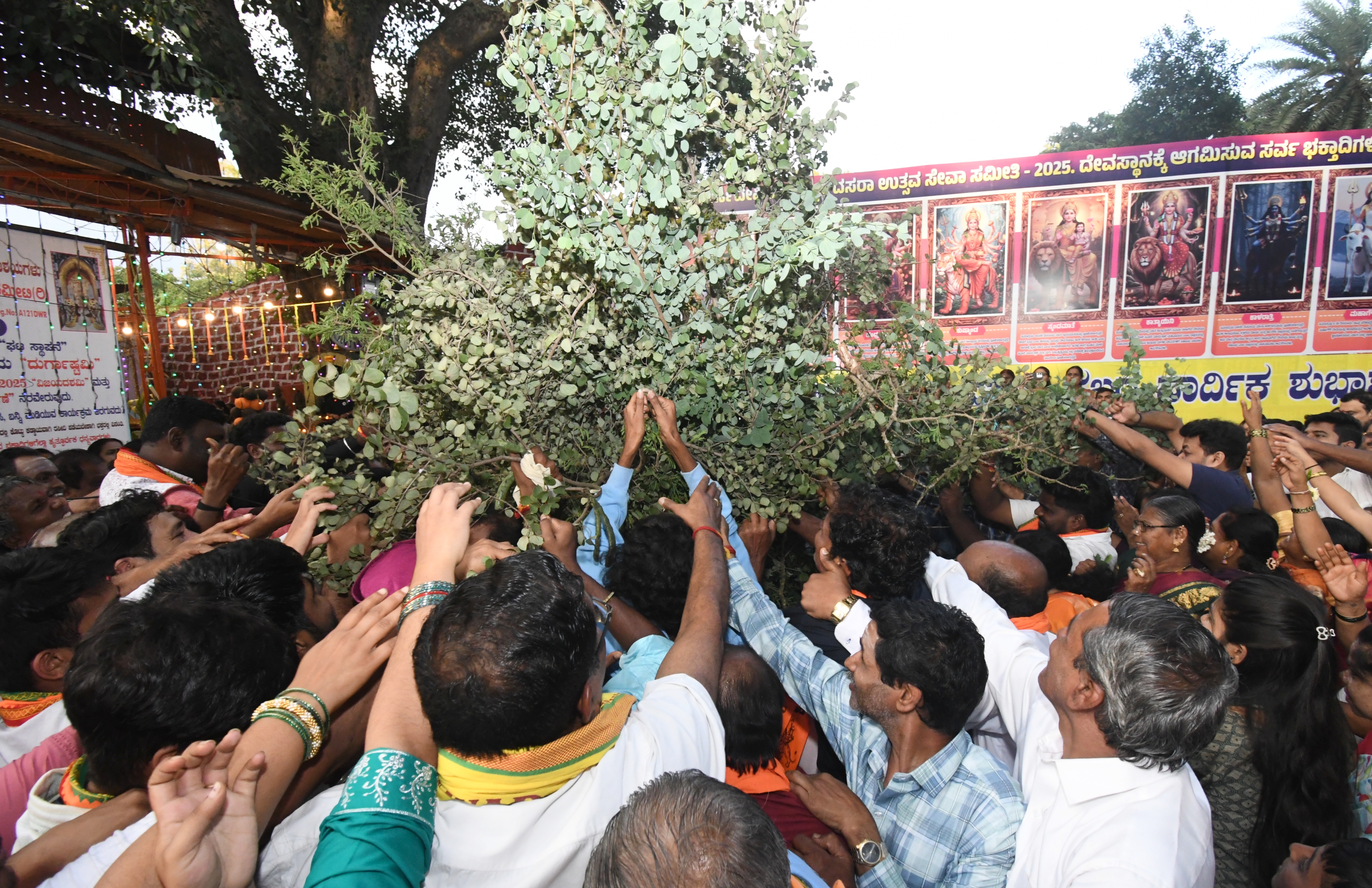 ಧಾರವಾಡದ ದುರ್ಗಾ ದೇವಿ ದೇವಸ್ಥಾನದಲ್ಲಿ ಗುರುವಾರ ಭಕ್ತರು ಬನ್ನಿಪತ್ರೆ ಪಡೆದರು
