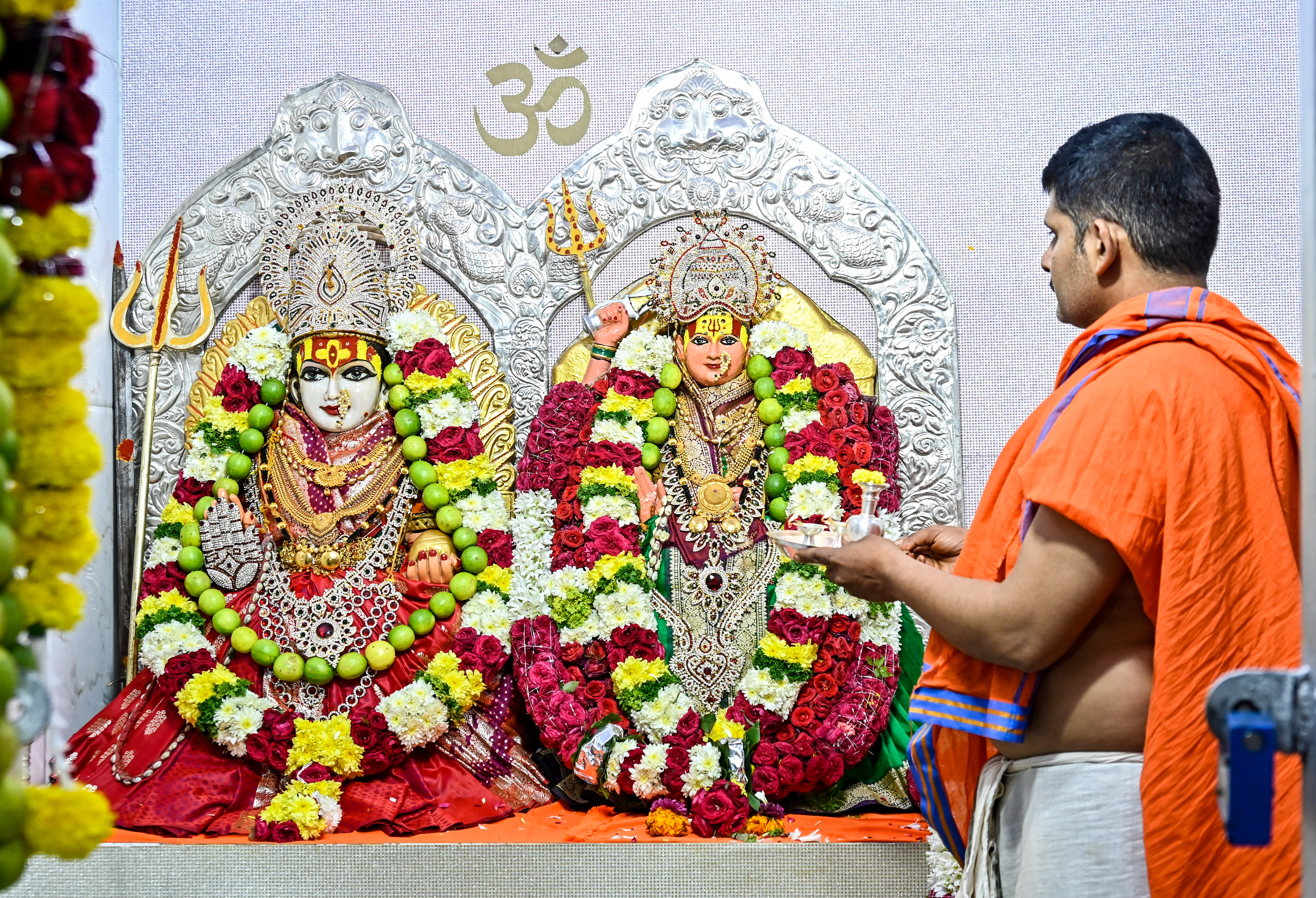 ನವರಾತ್ರಿ ಉತ್ಸವದ ಅಂಗವಾಗಿ ಕಲಬುರಗಿಯ ಶರಣಬಸವೇಶ್ವರ ಕೆರೆ ಬಳಿಯ ಯಲ್ಮಮ್ಮ ದೇವಸ್ಥಾನದಲ್ಲಿ ಗುರುವಾರ ದೇವಿಗೆ ವಿಶೇಷ ಅಲಂಕಾರ ಮಾಡಿ ಪೂಜಿಸಲಾಯಿತು ಪ್ರಜಾವಾಣಿ ಚಿತ್ರ