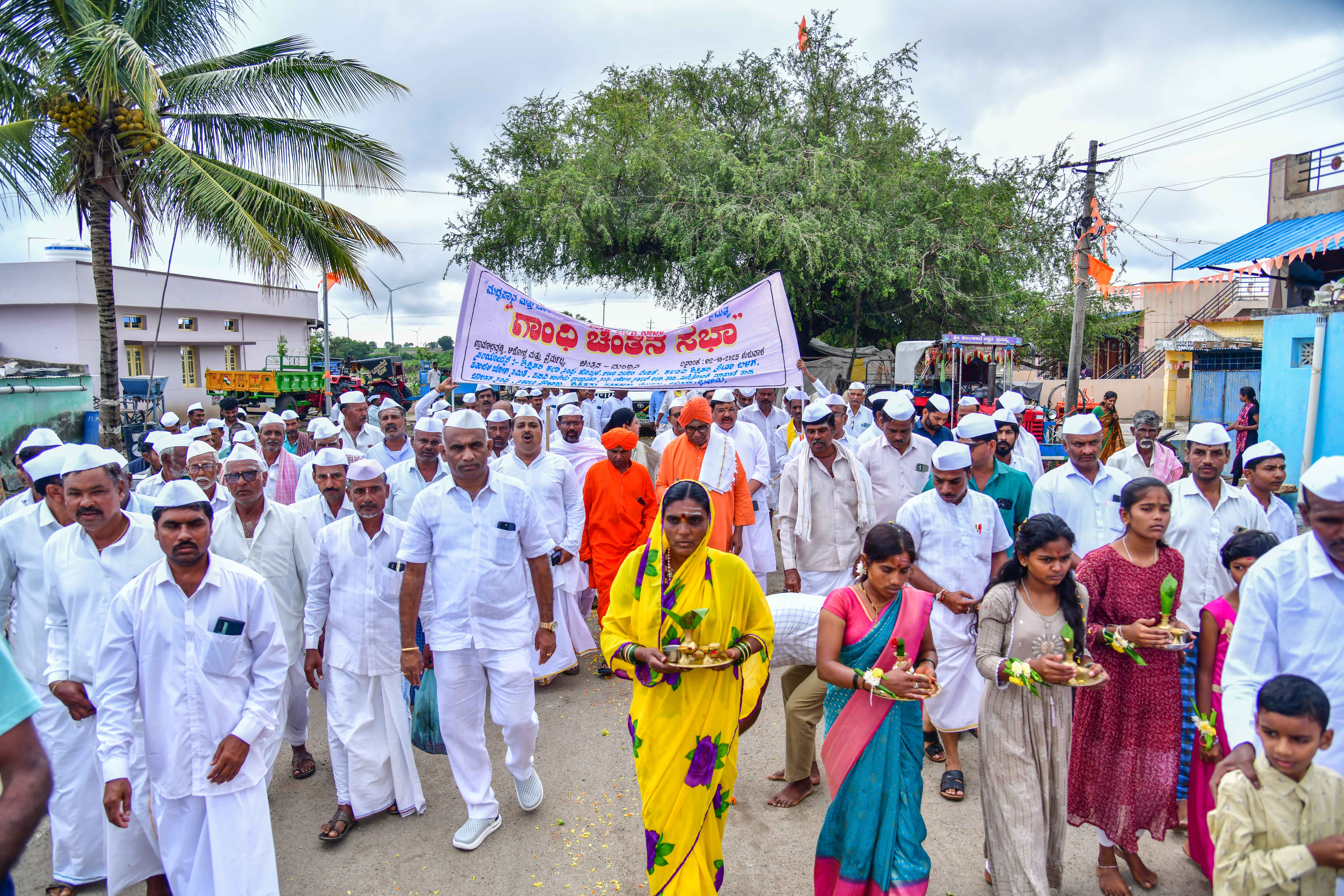 ಕುಕನೂರು ತಾಲ್ಲೂಕಿನ ಬಿನ್ನಾಳ ಗ್ರಾಮಕ್ಕೆ ಪಾದಯಾತ್ರೆ ಬಂದಾಗ ಊರಿನ ಜನ ನೀಡಿದ ಸ್ವಾಗತದ ನೋಟ