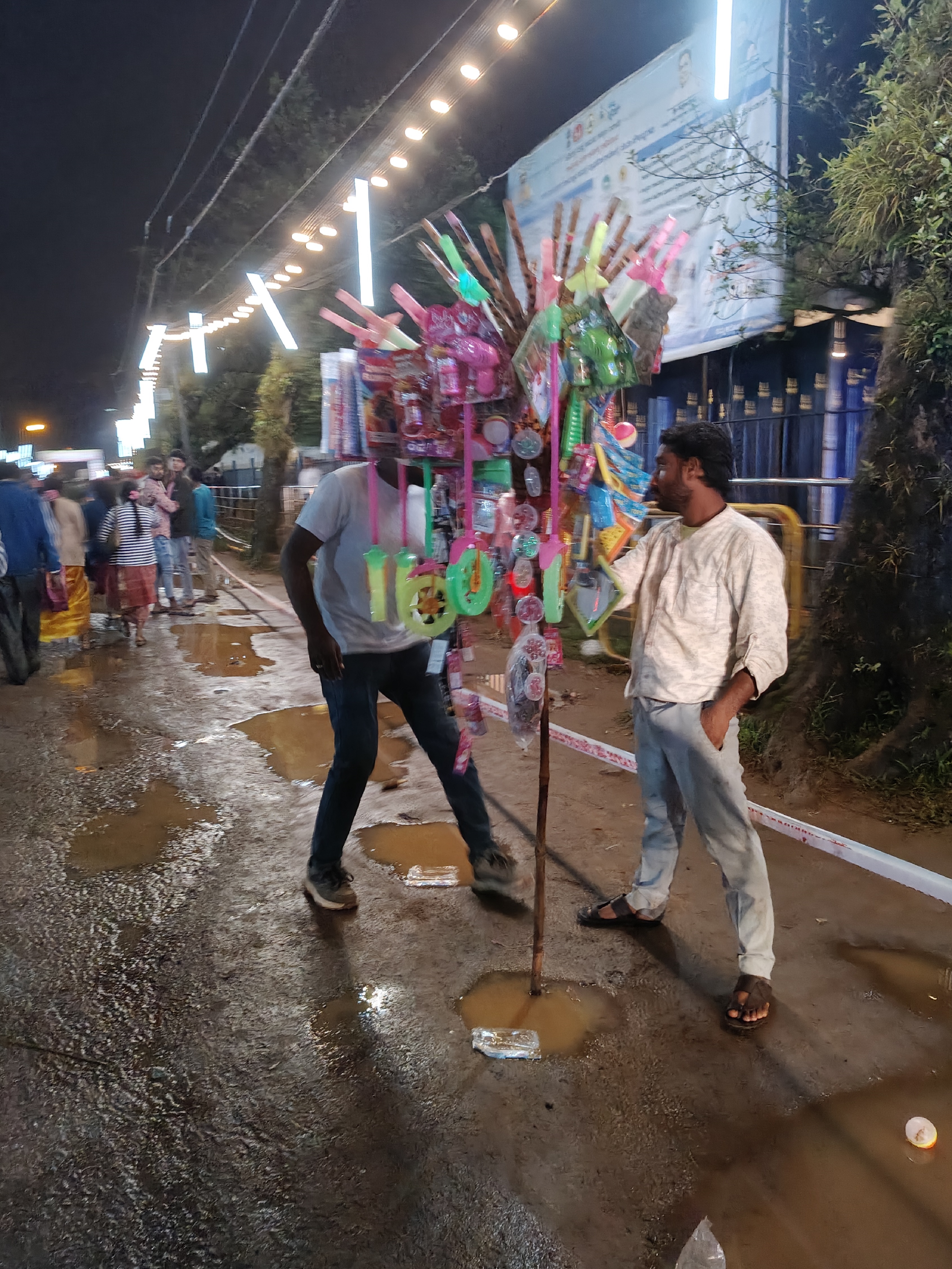 ಮಡಿಕೇರಿ ದಸರೆಯಲ್ಲಿ ಮಕ್ಕಳ ಆಟಿಕೆಗಳನ್ನು ಮಾರಾಟ ಮಾಡುತ್ತಿದ್ದ ವ್ಯಾಪಾರಿ