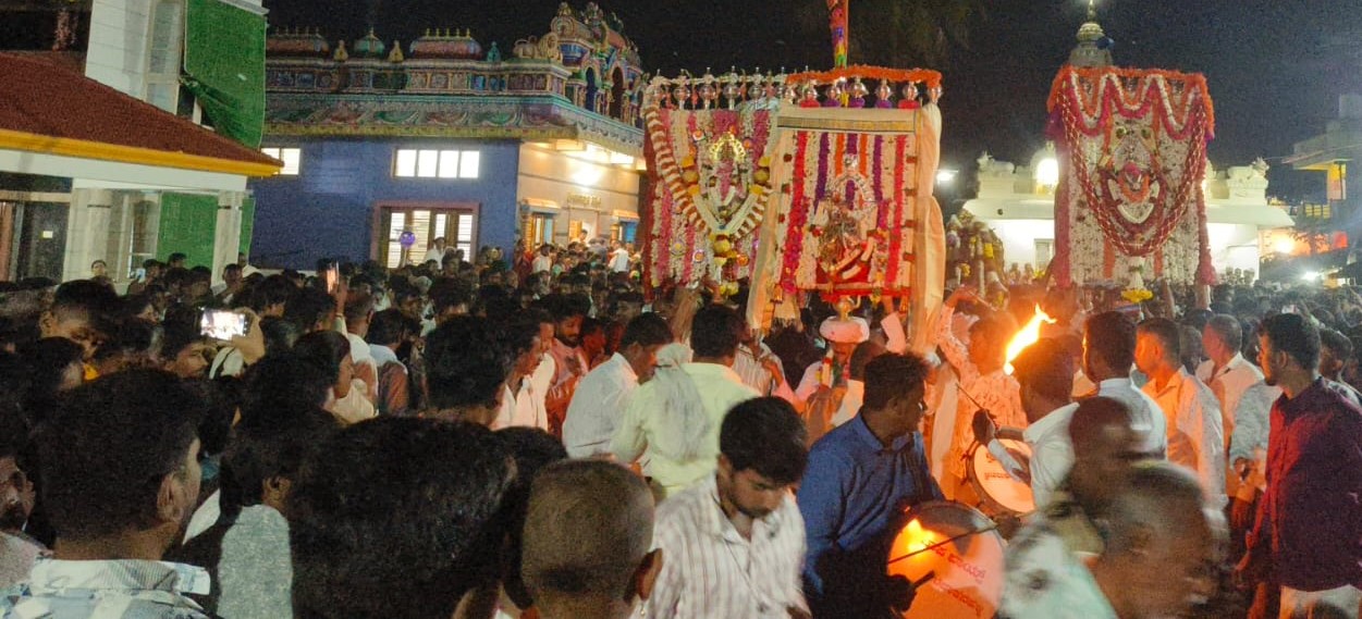 ಭಾರತೀನಗರ ಸಮೀಪದ ಅಣ್ಣೂರು ಗ್ರಾಮದಲ್ಲಿ ದಸರಾ ಹಬ್ಬದ ಅಂಗವಾಗಿ ಗ್ರಾಮದೇವತೆಗಳು ಮೆರವಣಿಗೆ ನಡೆಸಿದವು.