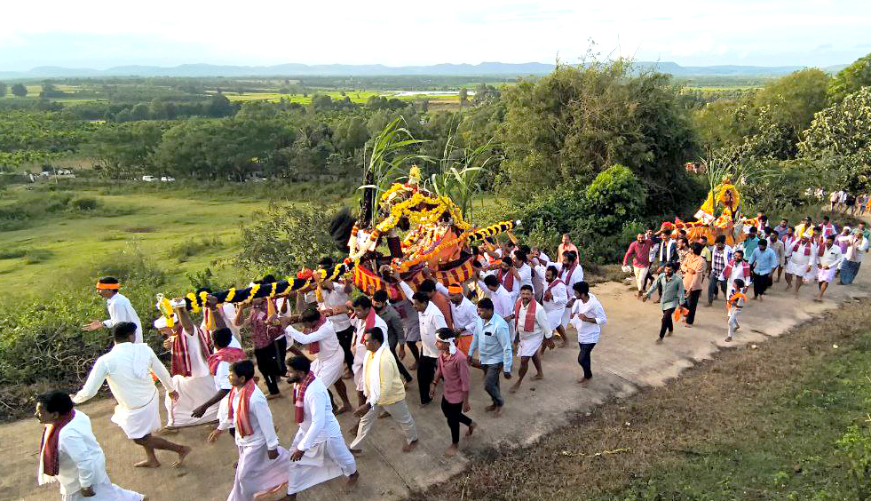 ಶಿಕಾರಿಪುರ ತಾಲ್ಲೂಕು ಬೇಗೂರು ಗ್ರಾಮದಲ್ಲಿ ಗುರುವಾರ ಬನ್ನಿ ಮುಡಿಯುವ ಕಾರ್ಯಕ್ರಮಕ್ಕೆ ಮೆರವಣಿಗೆಯಲ್ಲಿ ತೆರಳುತ್ತಿರುವ ದೇವರ ಪಲ್ಲಕ್ಕಿಯನ್ನು ಹೊತ್ತ ಭಕ್ತರು