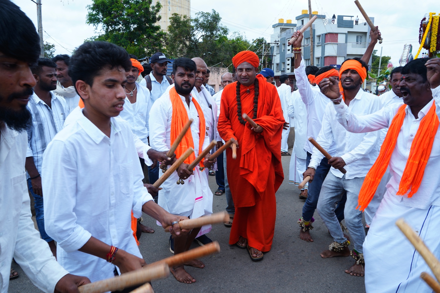 ಕೋಲಾಟಕ್ಕೆ ಸ್ವಾಮೀಜಿ ಕೂಡ ಸಾಥಿಯಾದರು