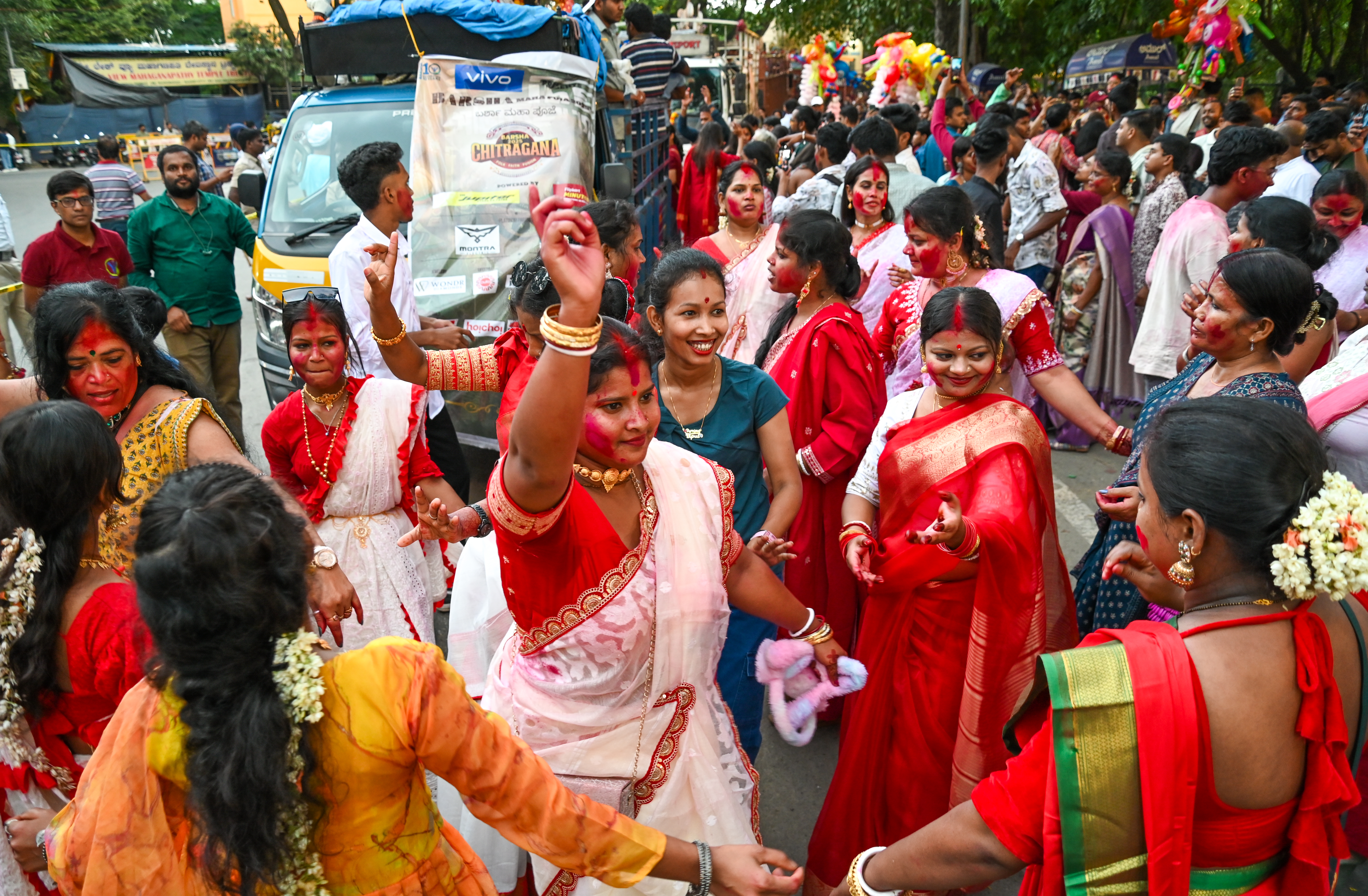 ಹಲಸೂರು ಕೆರೆಯಲ್ಲಿ ದುರ್ಗಾದೇವಿ ಮೂರ್ತಿಯ ವಿಸರ್ಜನೆ ವೇಳೆ ಬೆಂಗಾಲಿ ಸಮುದಾಯದ ಮಹಿಳೆಯರು ನೃತ್ಯ ಮಾಡಿ ಸಂಭ್ರಮಿಸಿದರು
ಪ್ರಜಾವಾಣಿ ಚಿತ್ರ: ಎಂ.ಎಸ್‌.ಮಂಜುನಾಥ್‌