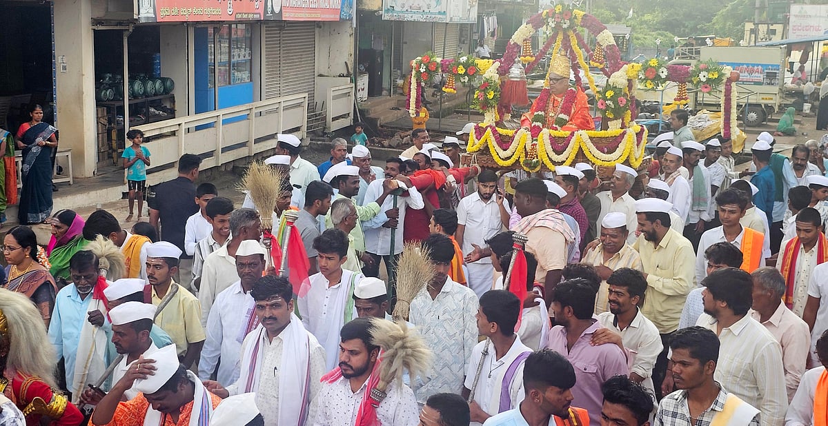 ಹುಕ್ಕೇರಿ ದಸರಾ: ಬನ್ನಿ ಮುಡಿಯುವ ಸಂಭ್ರಮ