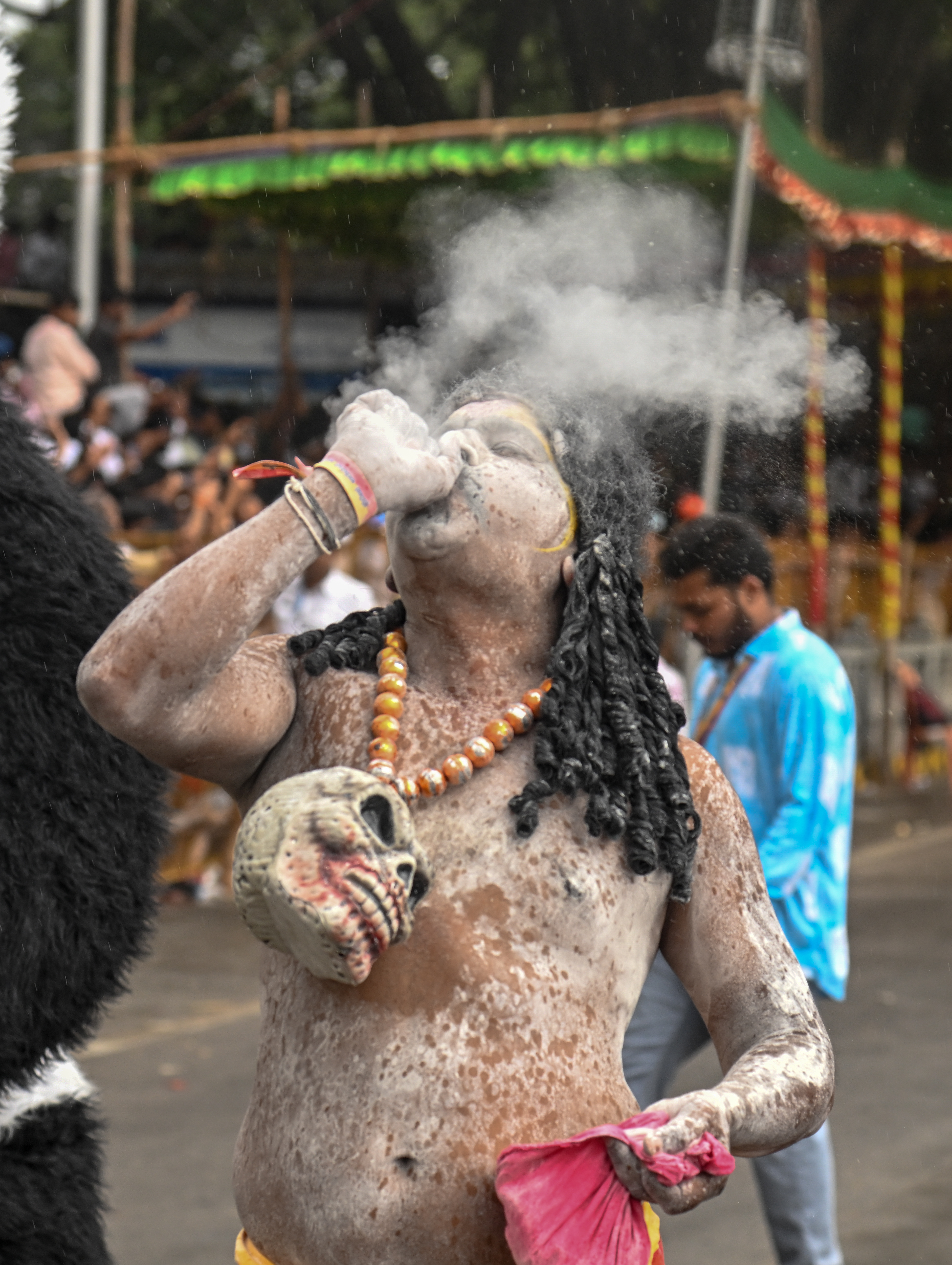 ಕಲಾ ತಂಡಗಳ ಮೆರವಣಿಗೆಯಲ್ಲಿ ಪಾಲ್ಗೊಂಡ ಕಲಾವಿದರೊಬ್ಬರು ವಿಭೂತಿ ಊದಿದ ಪರಿ – ಪ್ರಜಾವಾಣಿ ಚಿತ್ರ/ಅನೂಪ್ ರಾಘ.ಟಿ.