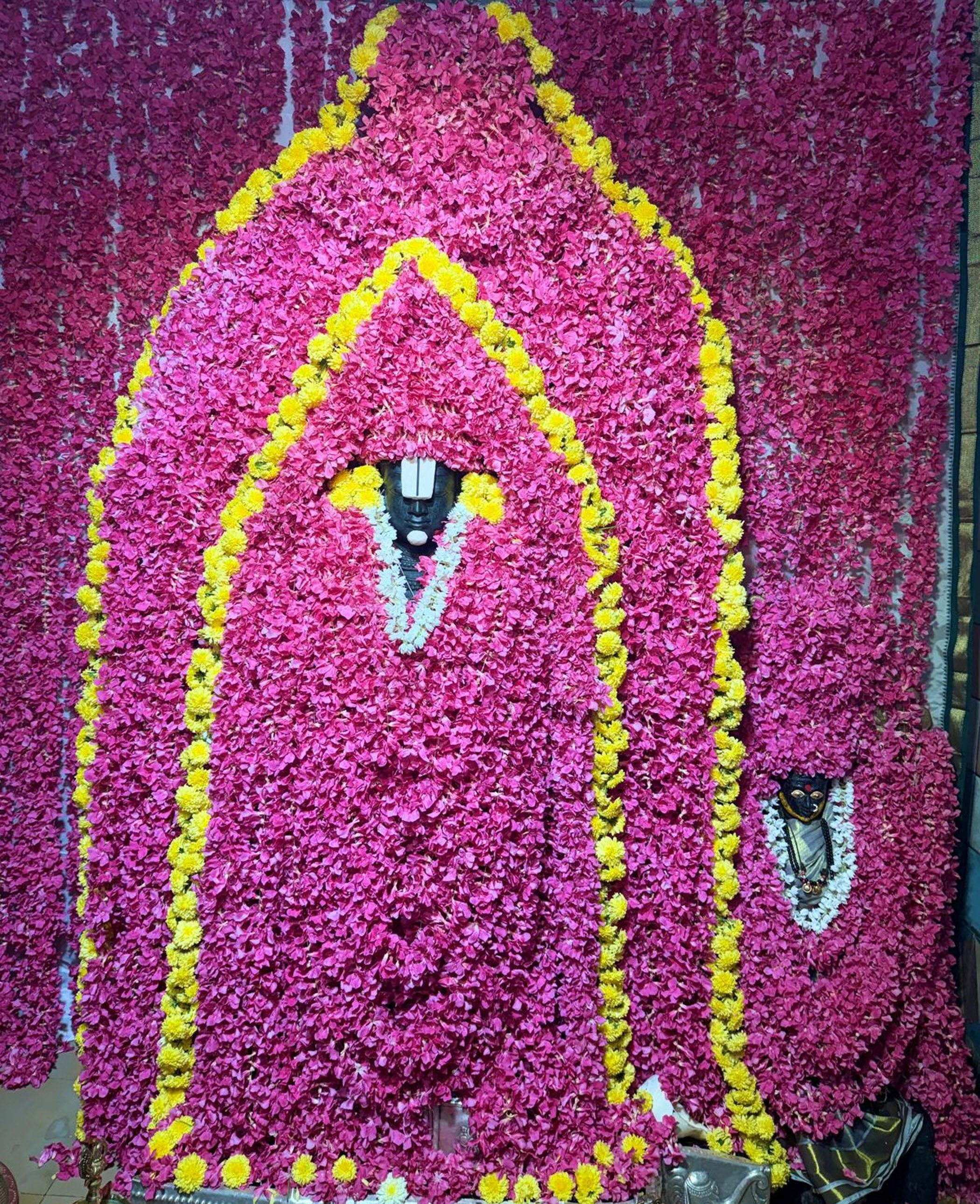ಹರಪನಹಳ್ಳಿ ತಾಲ್ಲೂಕು ದೇವರ ತಿಮ್ಮಲಾಪುರ ಗ್ರಾಮದಲ್ಲಿ ಲಕ್ಷ್ಮಿ ವೆಂಕಟೇಶ್ವರ ಸ್ವಾಮಿಗೆ ಪುಷ್ಪಾಲಂಕಾರ ಮಾಡಿರುವುದು.