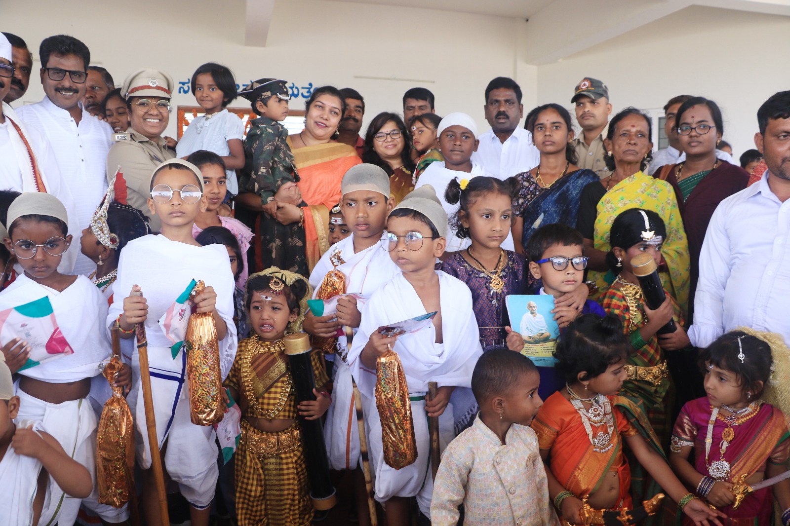 ಗಾಂಧಿ ಜಯಂತಿ ಕಾರ್ಯಕ್ರಮದಲ್ಲಿ ಗಾಂಧಿ ವೇಷ ಧರಿಸಿದ್ದ ಮಕ್ಕಳು ಗಮನ ಸೆಳೆದರು