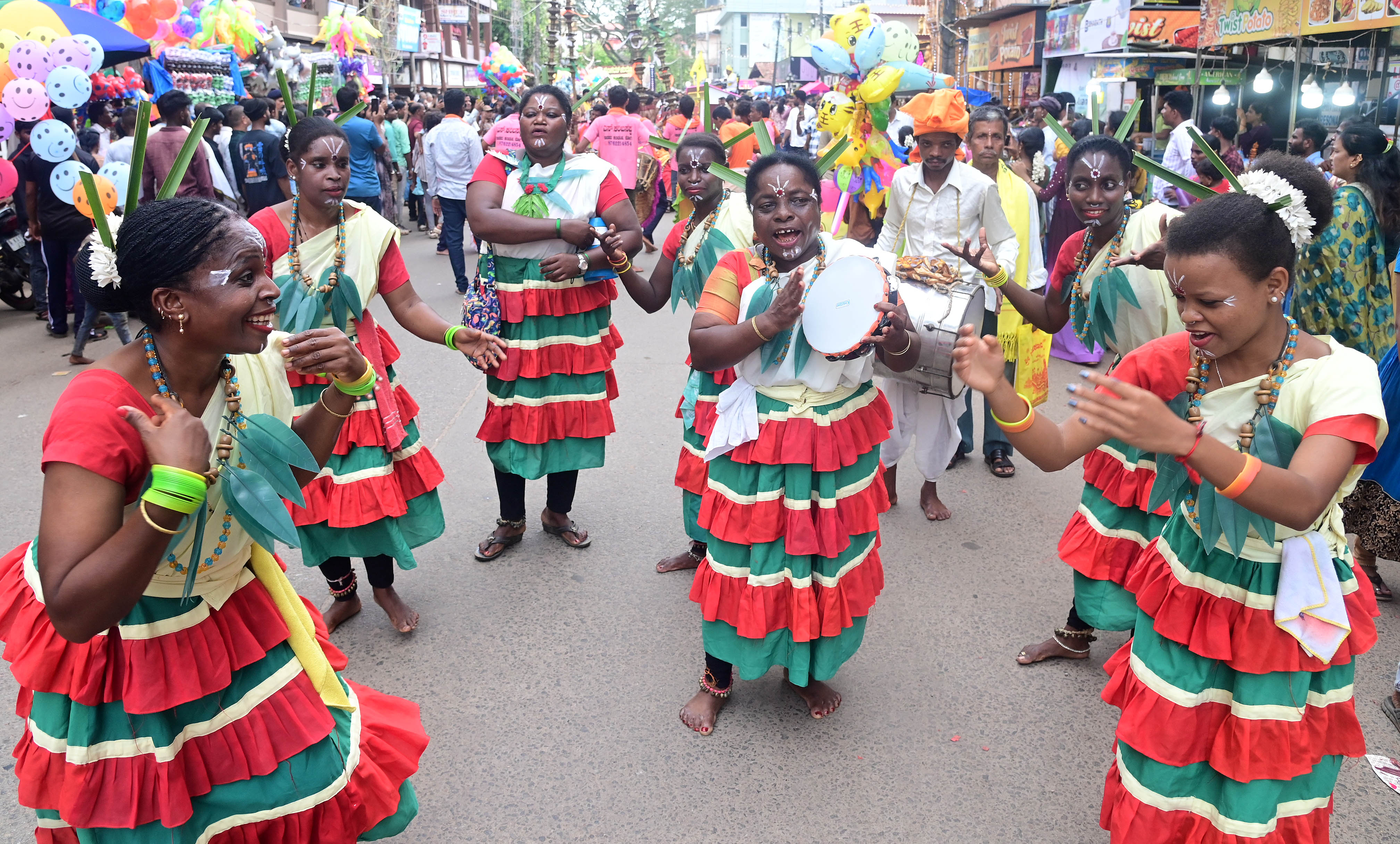 ಮಂಗಳೂರು ದಸರಾ ಮೆರವಣಿಗೆಯಲ್ಲಿ ಗಮನ ಸೆಳೆದ ಡಮಾಮಿ ಕುಣಿತ  ಪ್ರಜಾವಾಣಿ ಚಿತ್ರ 