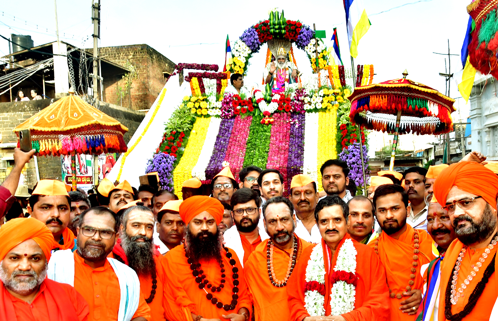 ಬಸವಕಲ್ಯಾಣದಲ್ಲಿ ಗುರುವಾರ ದಸರಾ ಧರ್ಮ ಸಮ್ಮೇಳನದ ಸಮಾರೋಪದ ಅಂಗವಾಗಿ ತೆರೆದ ವಾಹನದಲ್ಲಿ ಇಟ್ಟಿದ್ದ ಅಡ್ಡ ಪಲ್ಲಕ್ಕಿಯಲ್ಲಿ ರಂಭಾಪುರಿ ಪೀಠದ ವೀರಸೋಮೇಶ್ವರ ಶಿವಾಚಾರ್ಯರ ಮೆರವಣಿಗೆ ನಡೆಯಿತು. ವಿವಿಧ ಮಠಾಧೀಶರು ಪಾಲ್ಗೊಂಡಿದ್ದರು
