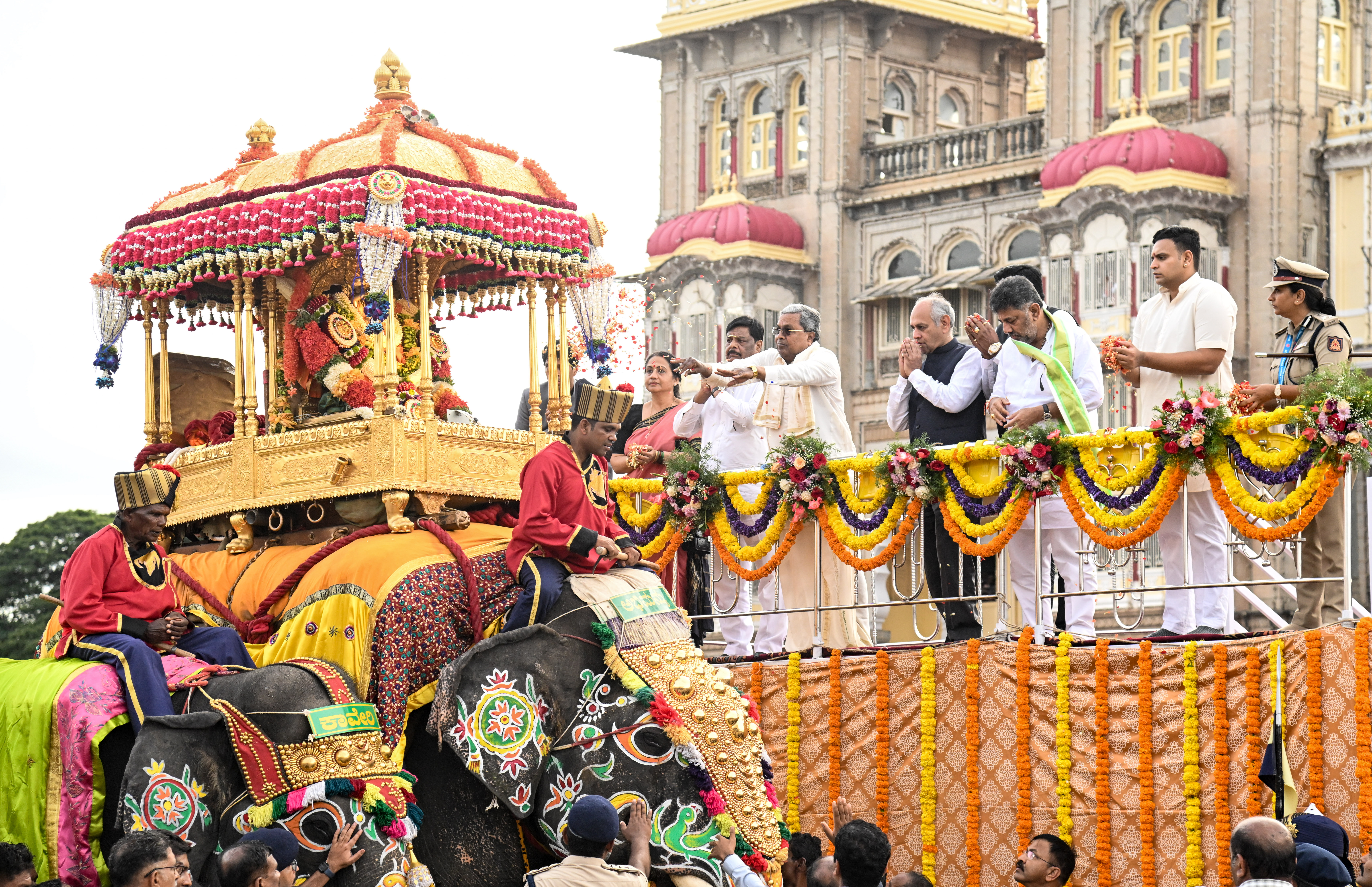 ಮೈಸೂರು ಅರಮನೆ ಆವರಣದಲ್ಲಿ ಗುರುವಾರ ಚಾಮುಂಡೇಶ್ವರಿಗೆ ಪುಷ್ಪಾರ್ಚನೆ ಮಾಡಿ ಮುಖ್ಯಮಂತ್ರಿ ಸಿದ್ದರಾಮಯ್ಯ ಜಂಬೂಸವಾರಿಗೆ ಚಾಲನೆ ನೀಡಿದರು. ಮುಖ್ಯ ಕಾರ್ಯದರ್ಶಿ ಶಾಲಿನಿ ರಜನೀಶ್‌ ಜಿಲ್ಲಾ ಉಸ್ತುವಾರಿ ಸಚಿವ ಎಚ್.ಸಿ. ಮಹದೇವಪ್ಪ ಹೈಕೋರ್ಟ್‌ ಮುಖ್ಯನ್ಯಾಯಮೂರ್ತಿ ವಿಭು ಬಖ್ರು ಉಪ ಮುಖ್ಯಮಂತ್ರಿ ಡಿ.ಕೆ. ಶಿವಕುಮಾರ್ ರಾಜವಂಶಸ್ಥ ಹಾಗೂ ಸಂಸದ ಯದುವೀರ ಕೃಷ್ಣದತ್ತ ಚಾಮರಾಜ ಒಡೆಯರ್‌ ನಗರ ಪೊಲೀಸ್ ಆಯುಕ್ತೆ ಸೀಮಾ ಲಾಟ್ಕರ್ ಪಾಲ್ಗೊಂಡರು.
ಪ್ರಜಾವಾಣಿ ಚಿತ್ರ : ಅನೂಪ್ ರಾಘ್‌. ಟಿ.